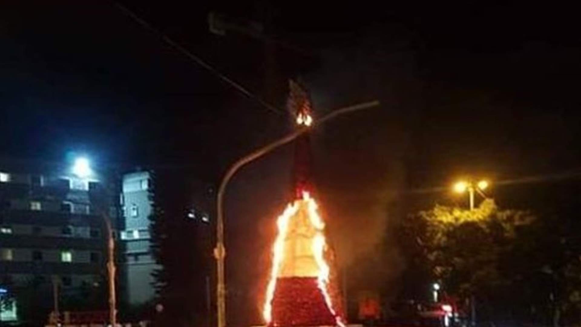 أعمال شغب في طرابلس ليلاً... إحراق شجرة الميلاد وتحطيم مكتب حرس مفتي طرابلس (صورة)