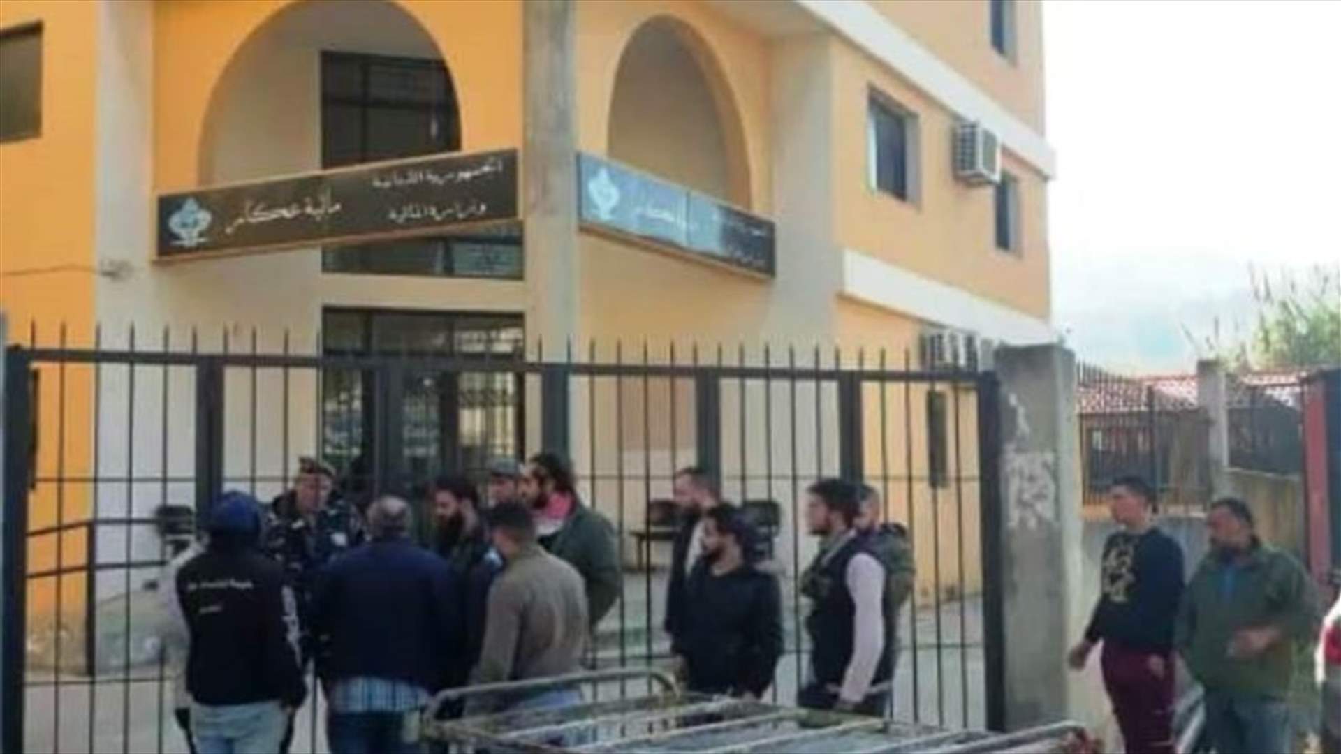 المحتجون أقفلوا الدوائر الرسمية في حلبا (صورة)
