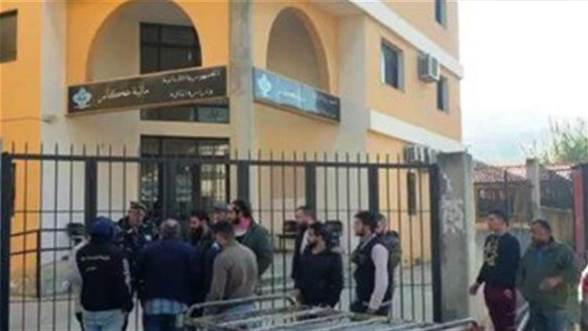 Protesters stage sit-in outside public institutions in Halba-[PHOTO]