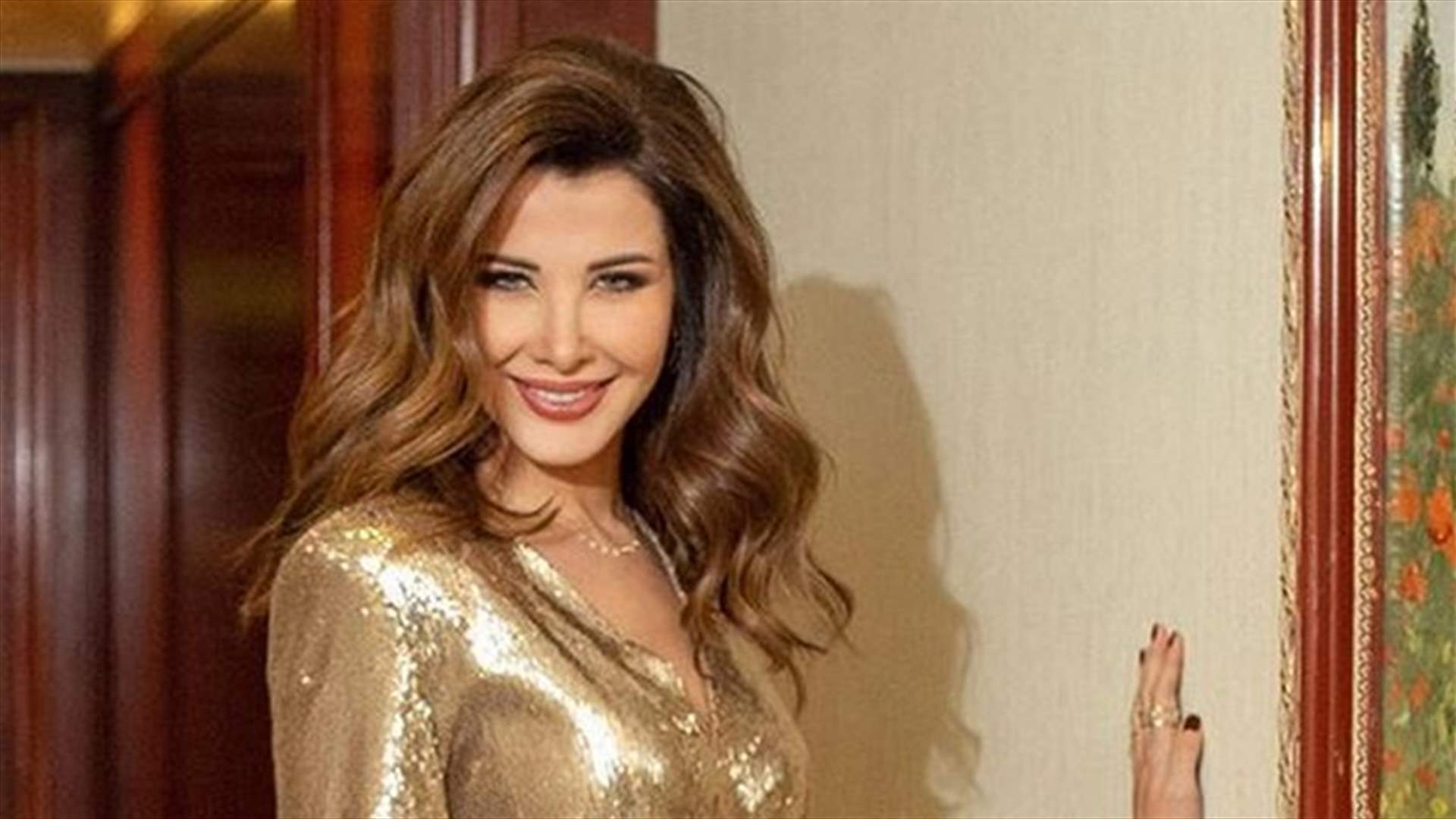 نانسي عجرم تشعل الإنترنت بفستان مخملي في السعودية! (صور)