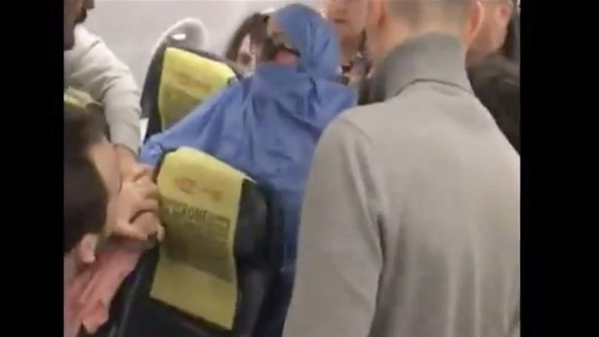 ذعر غير مسبوق في اسطنبول.. امرأة تهدد بقنبلة على متن الطائرة (فيديو)