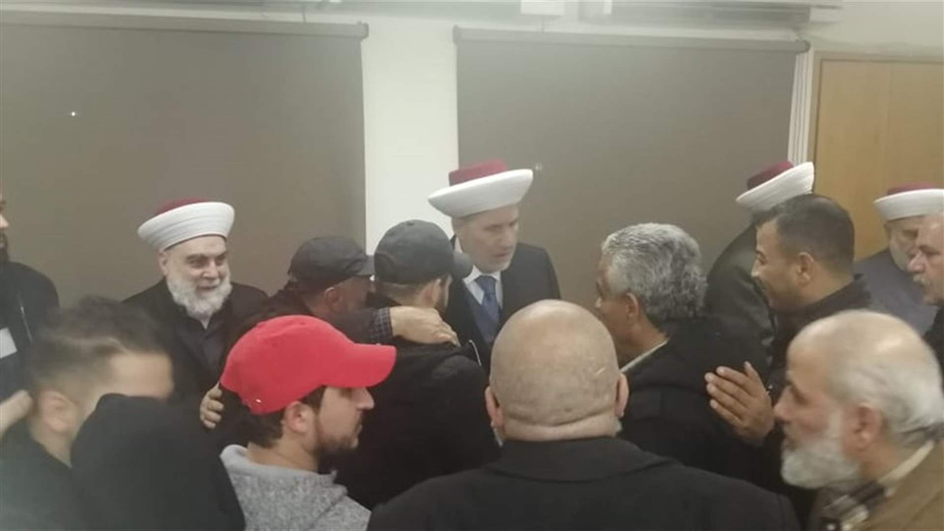مفتي طرابلس تسلم الشبان الأربعة المفرج عنهم...