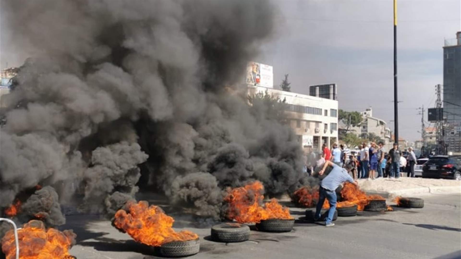 إشعال إطارات فجرًا على اتوستراد البحصة مجدليا...