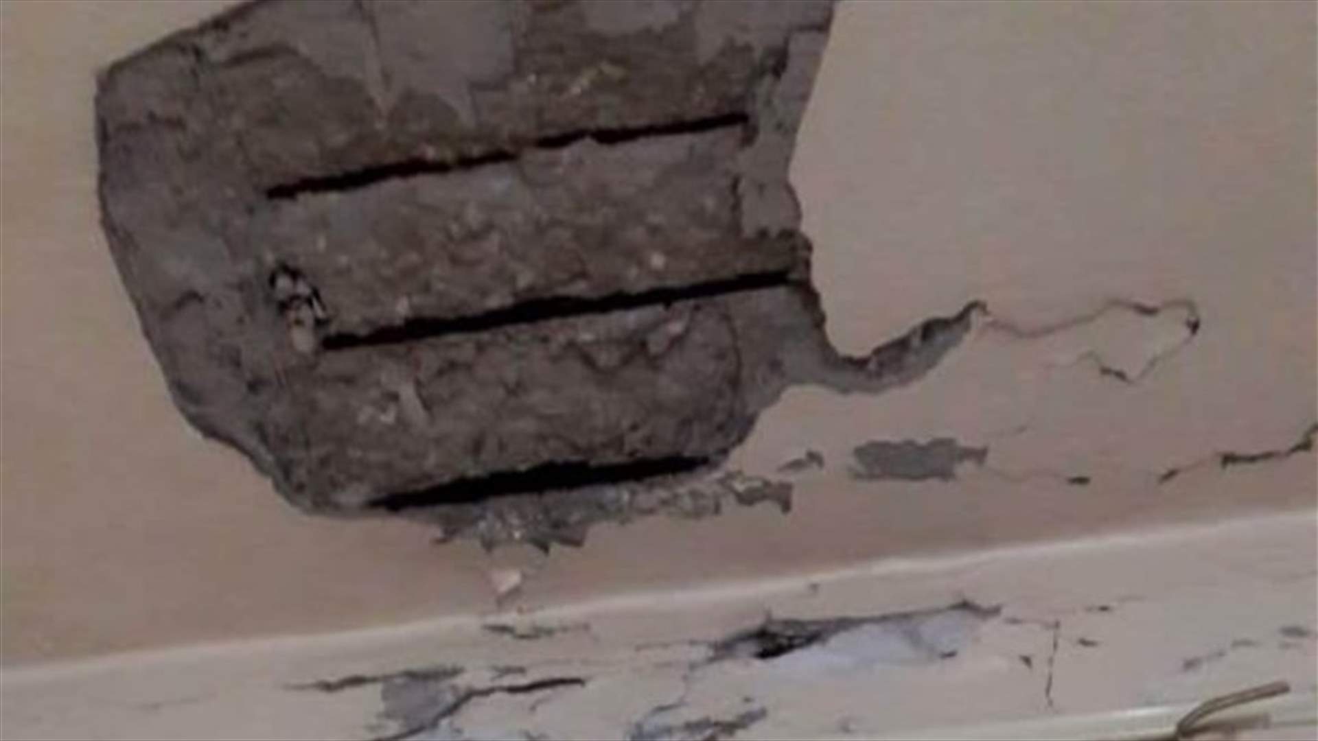 نجاة عائلة من انهيار جزء من سقف منزلها في عين الحلوة
