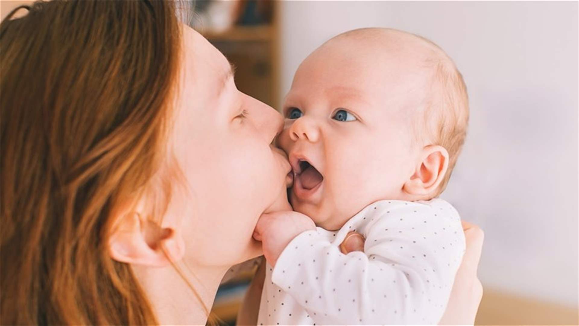 سعادة الأمّ ومشاعرها الإيجابية تساعدان الطفل على التعلم الفعال وتنمية عقله