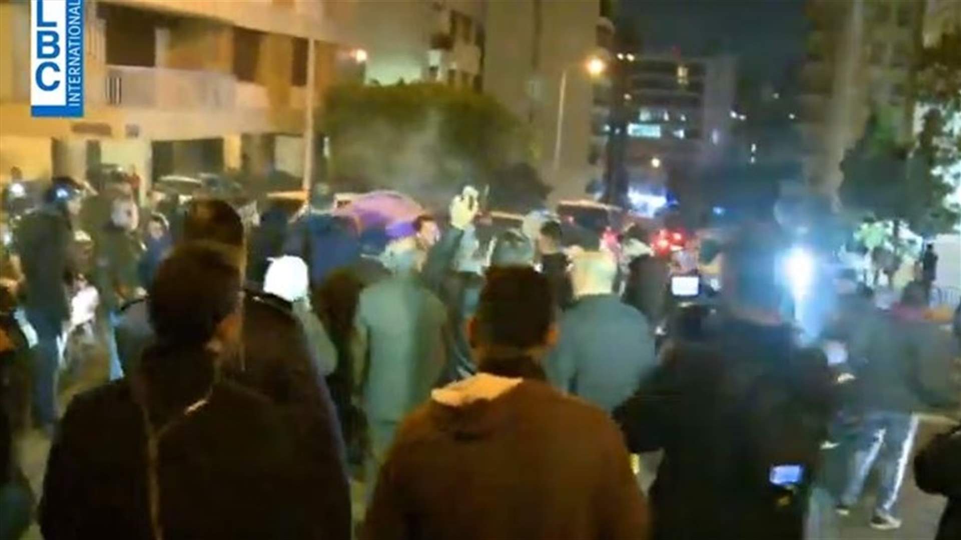مجموعة من الشبان وصلت الى أمام منزل حسان دياب للاعتراض على تكليفه (فيديو)