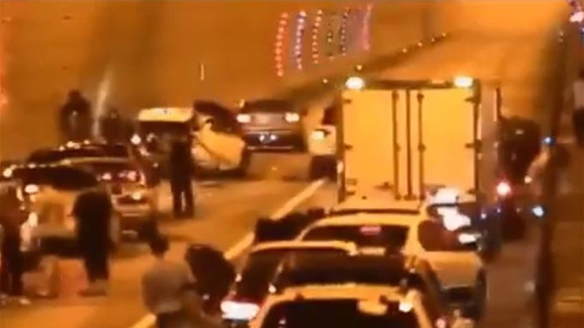 بعد حركة مرور كثيفة... الكوريون الجنوبيون يعيدون تنظيم السير (فيديو)
