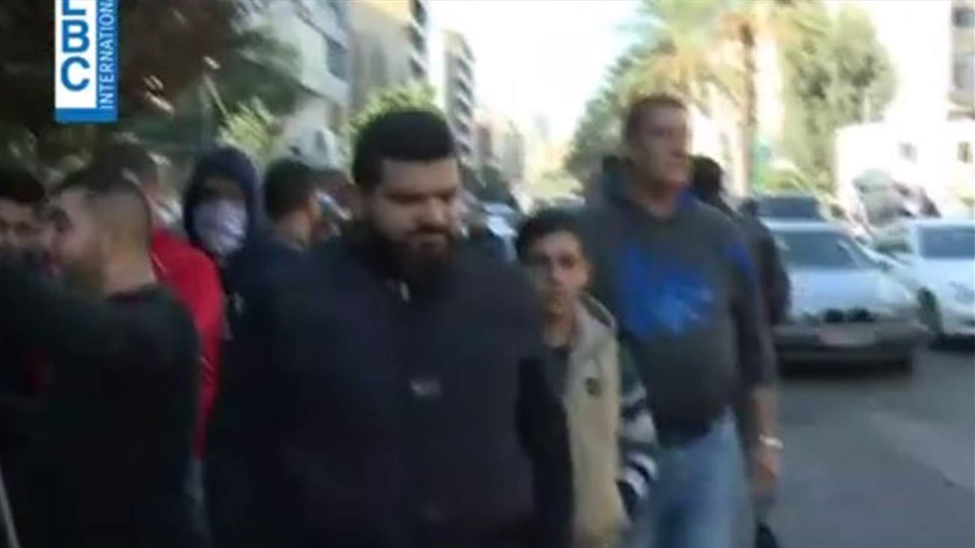 بعد فتح طريق كورنيش المزرعة... ماذا قال المتظاهرون؟ (فيديو)