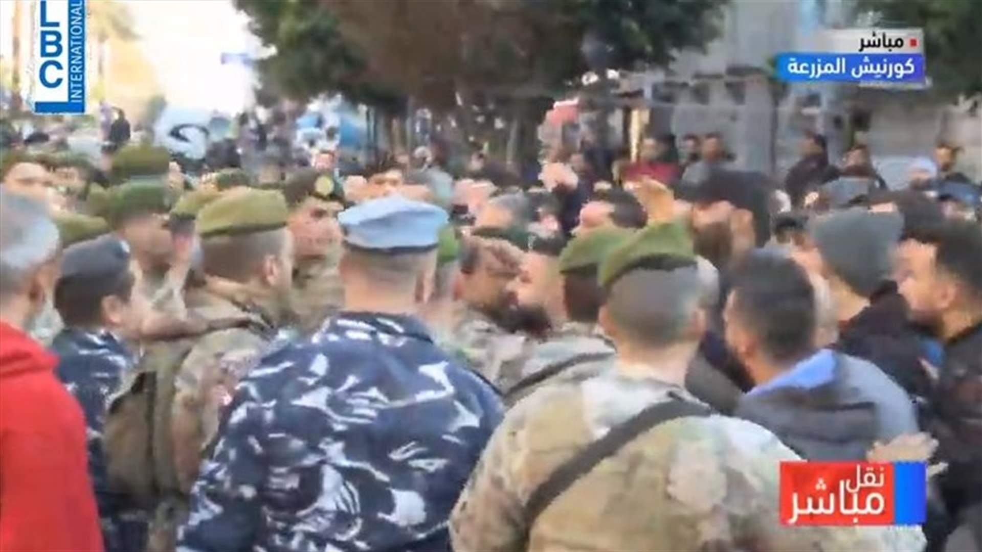 توتر في كورنيش المزرعة... تدافع وتلاسن بين المتظاهرين وعناصر الجيش اللبناني (فيديو)
