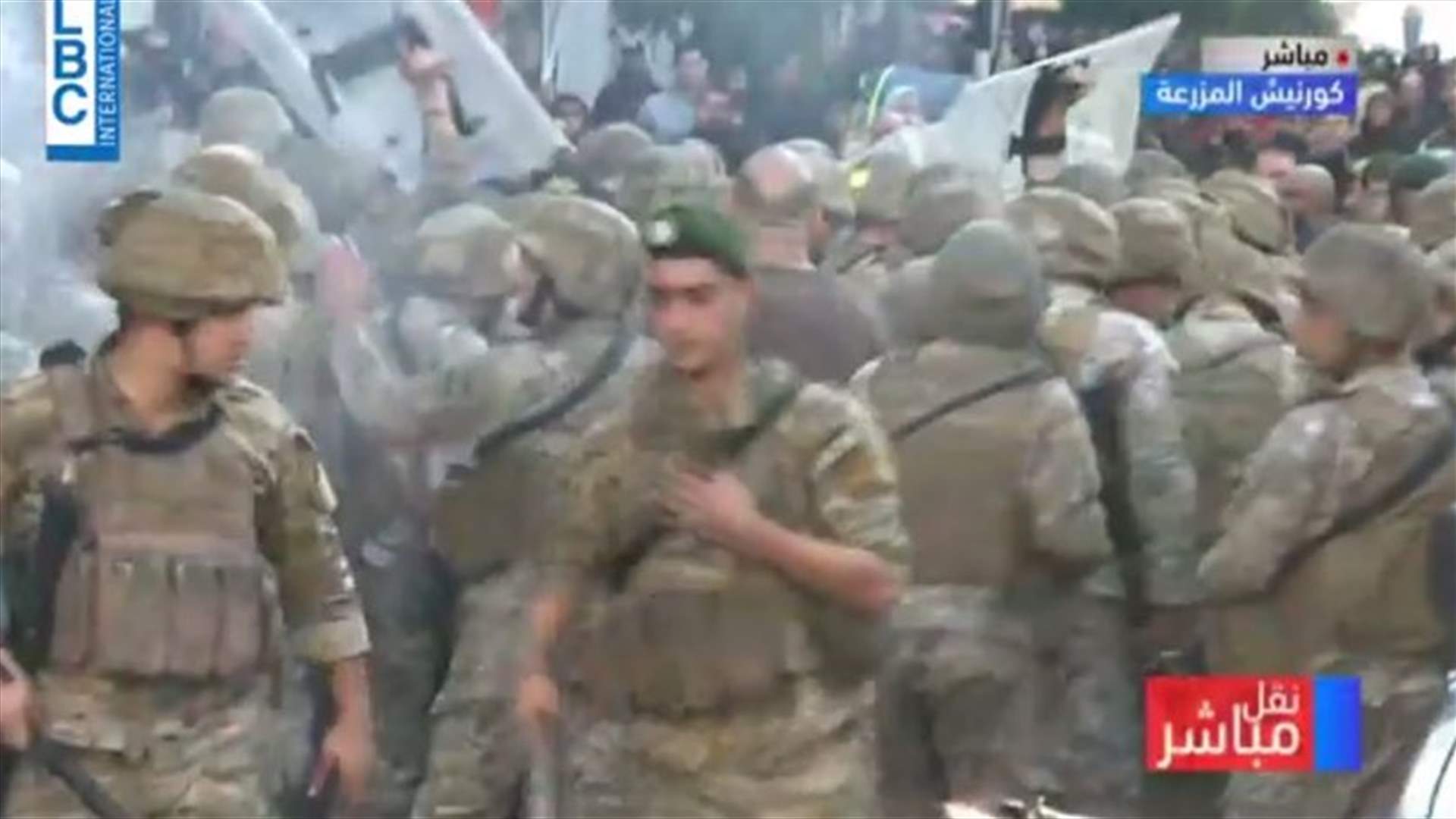 احتدام المواجهات بين المتظاهرين والجيش اللبناني في كورنيش المزرعة (فيديوهات)