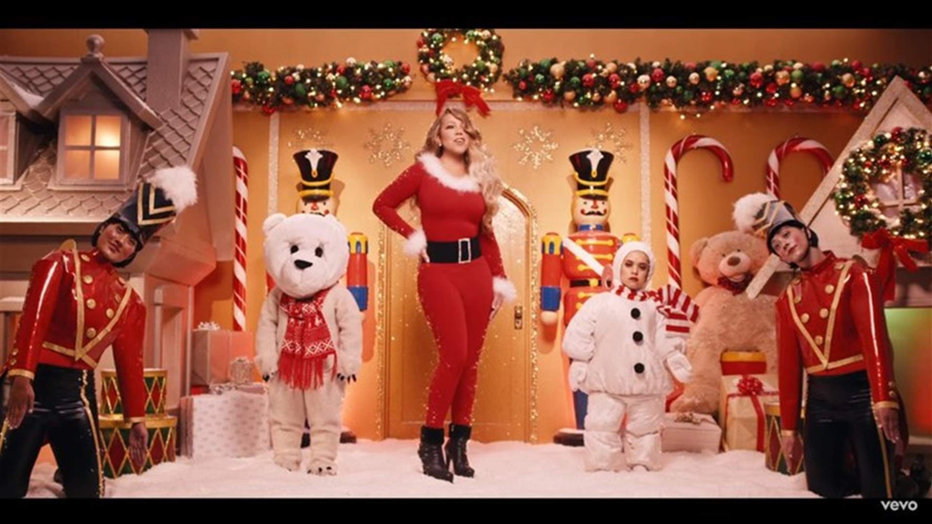 أغنية " All I want For Christmas is you"  بحلّة جديدة ... ما سر تصدّرها الأغاني الميلادية منذ العام 1994؟