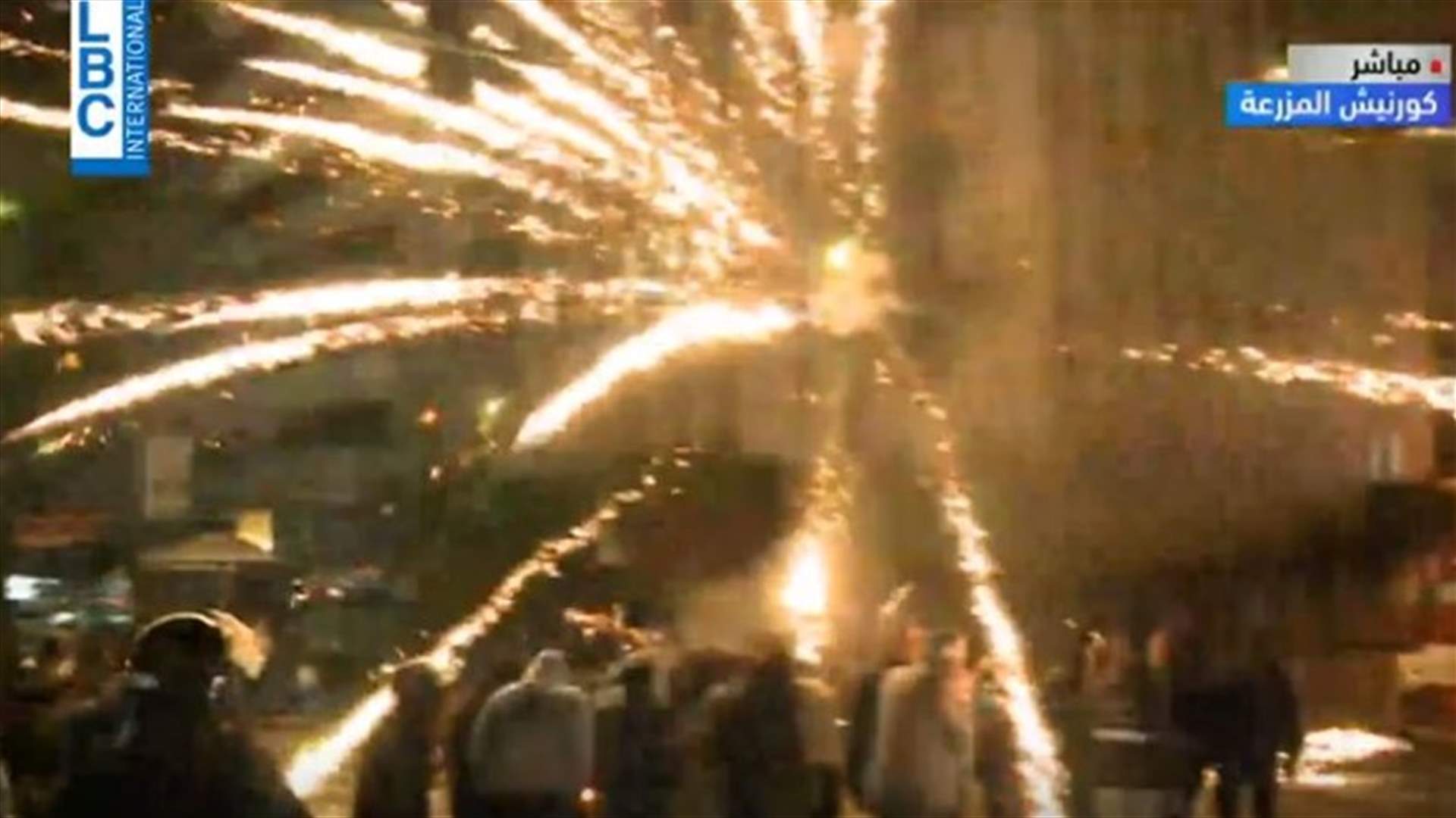 لحظة انفجار مفرقعات من الحجم الكبير قرب القوى الأمنية في كورنيش المزرعة (فيديو)