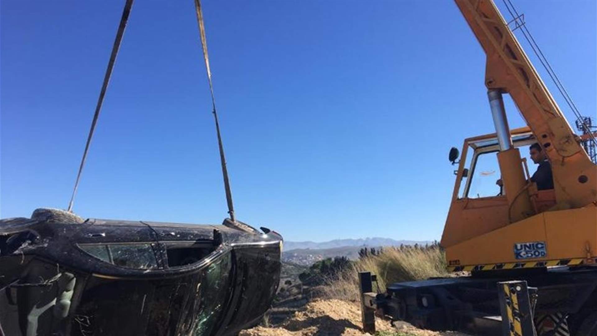 شاب ينجو بأعجوبة بعد تدهور سيارته على طريق عام الكفور (صورة)