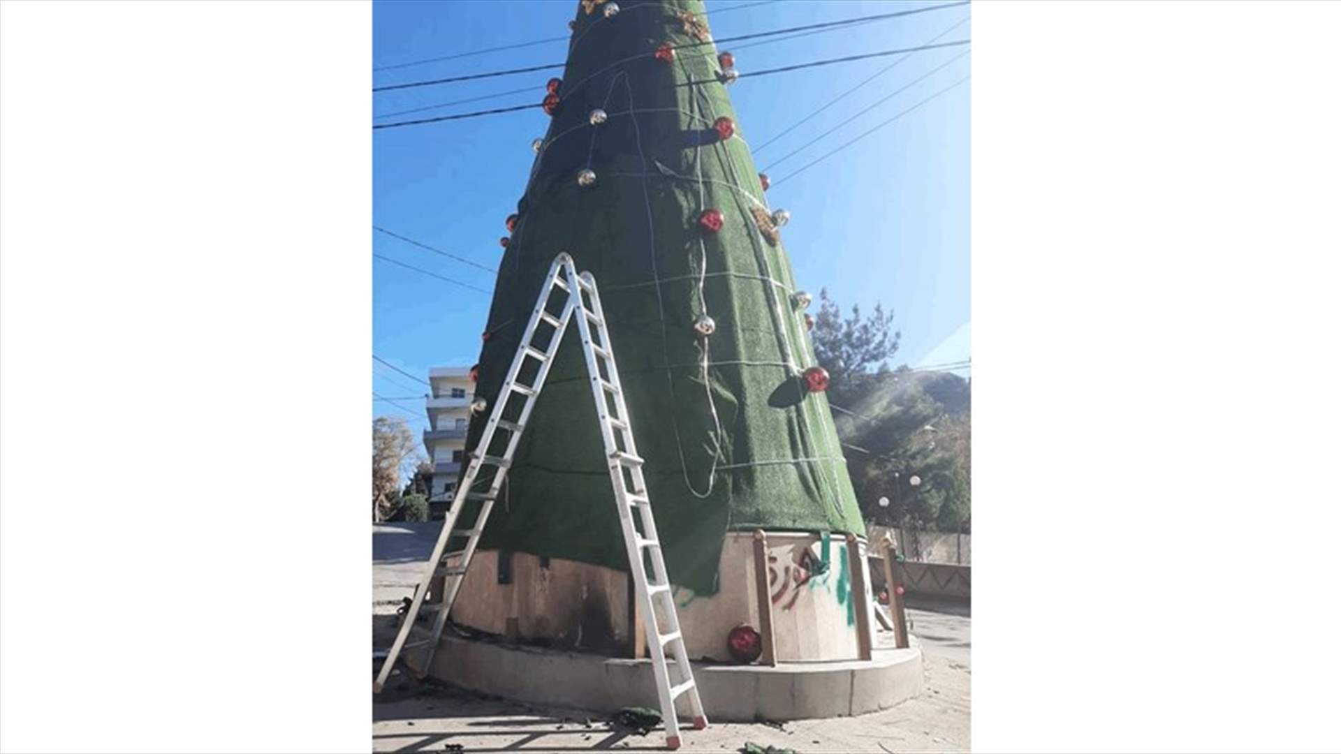 بعد احراقها... شجرة الميلاد في سير ـ الضنية ستكون جاهزة ليلة العيد