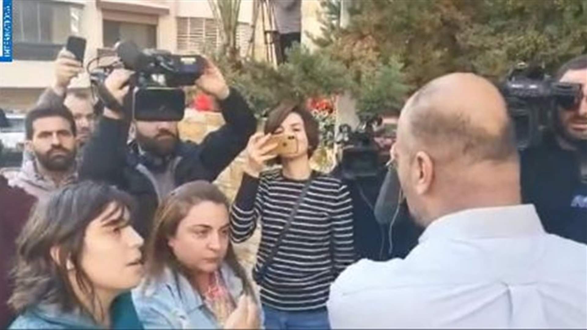 سجال بين من التقى دياب واشخاص من الحراك امام منزل الرئيس المكلف... (فيديو)