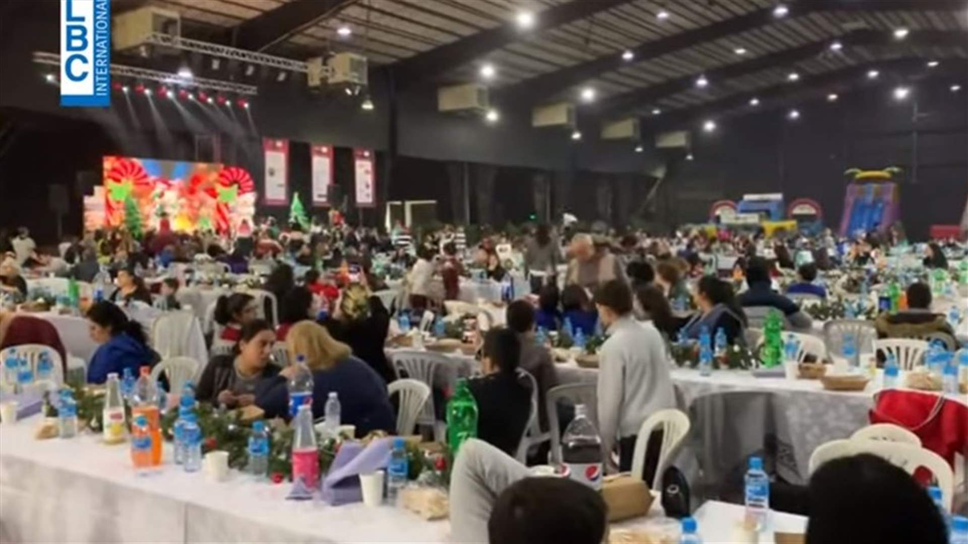 مأدبة غداء ميلادي من تحضير سيدات لبنانيات شاركت فيها أكثر من 180 عائلة لبنانية (فيديو)
