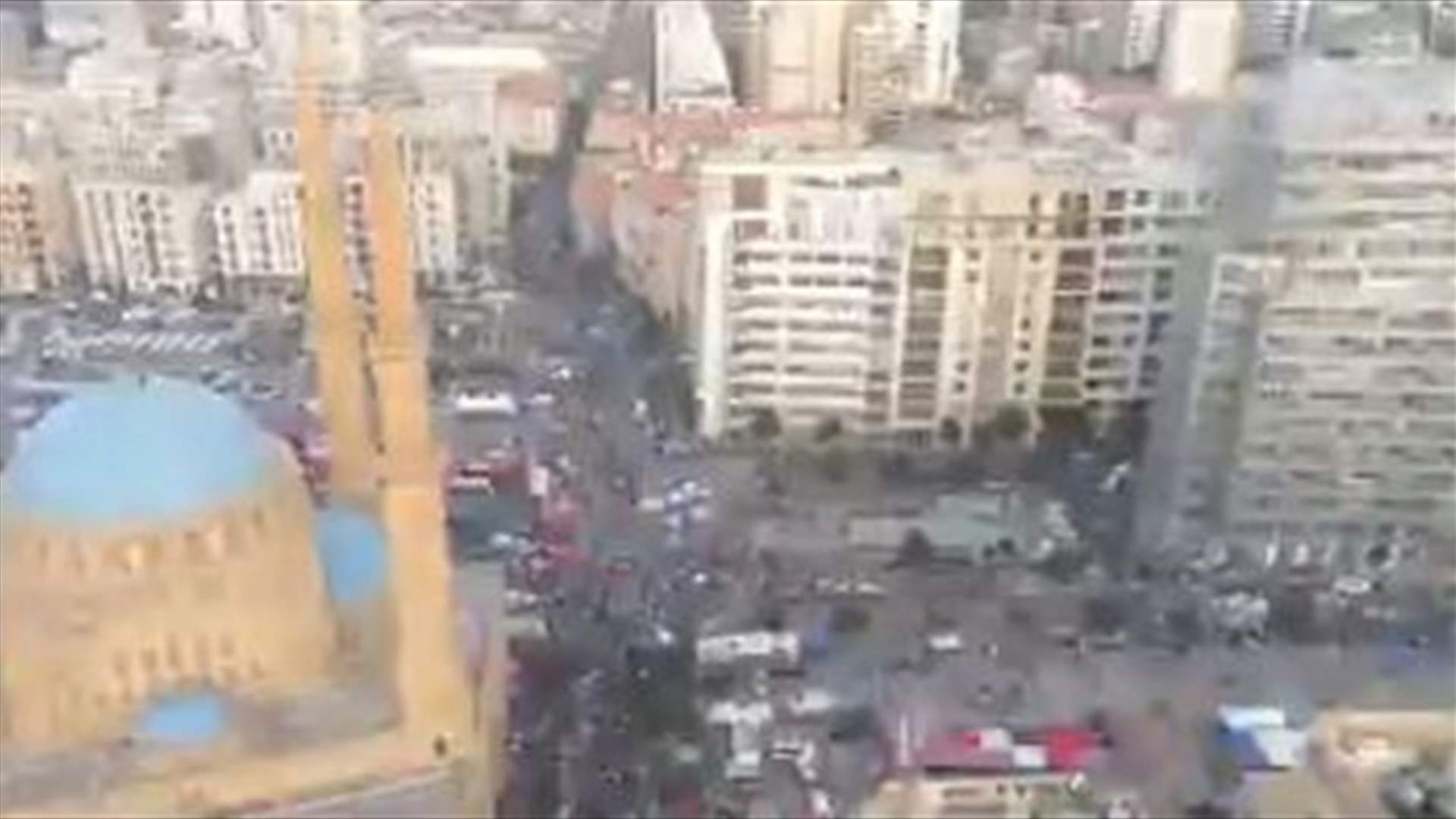 لفتة مميزة من بابا نويل ومكافحة الشغب في وسط بيروت... (فيديو)