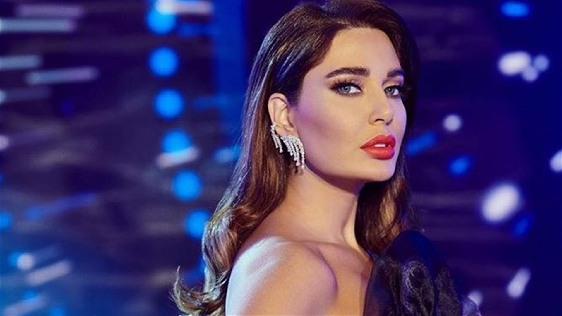سيرين عبد النور تضج أنوثة باللون الأحمر بمناسبة عيد الميلاد! (صور)