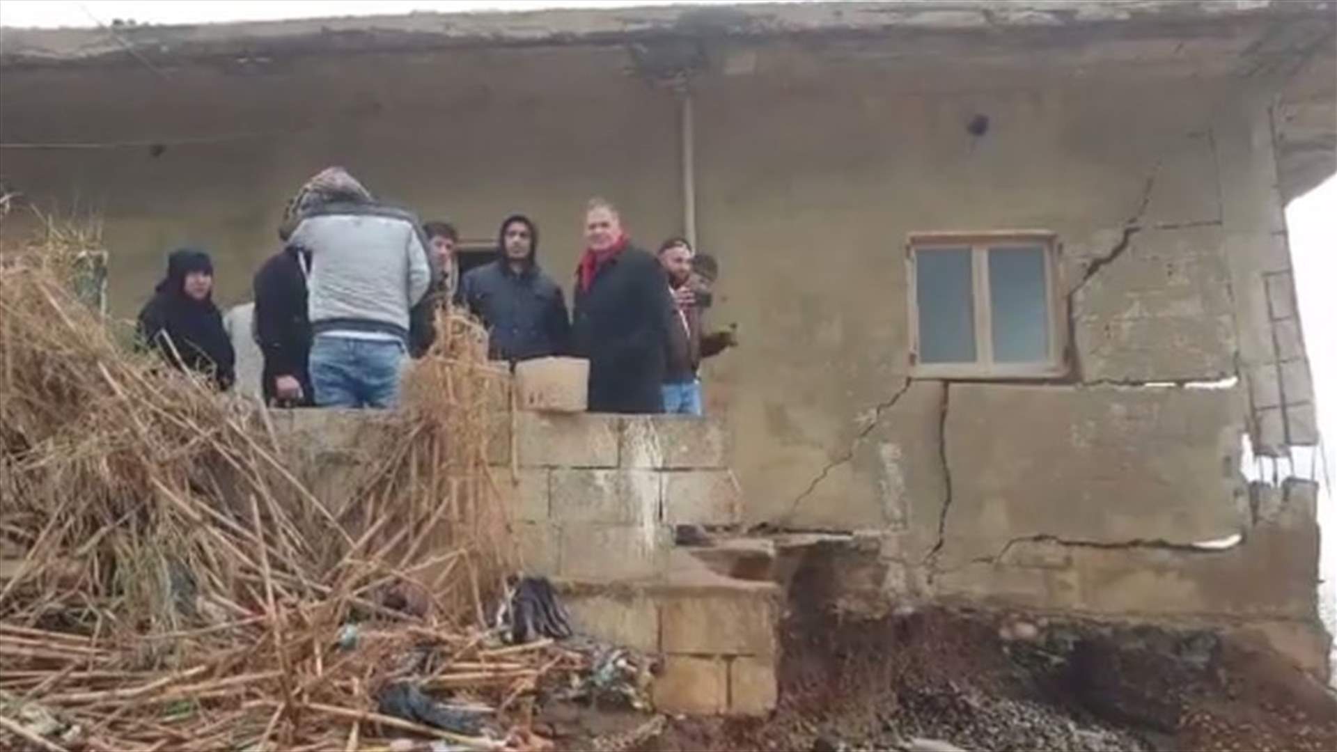 انهيار جزء من منزل في بلدة المقيطع في عكار جراء العاصفة (فيديو)
