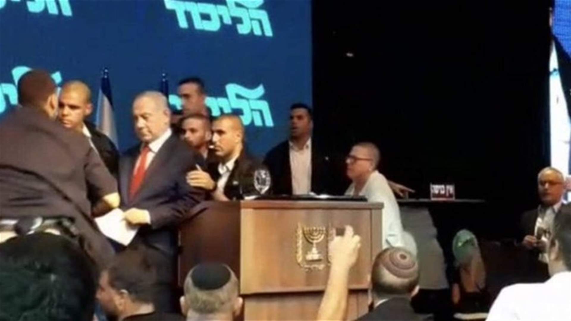 لحظة اخلاء نتنياهو بعدما دوت صافرات الانذار في عسقلان (فيديو)
