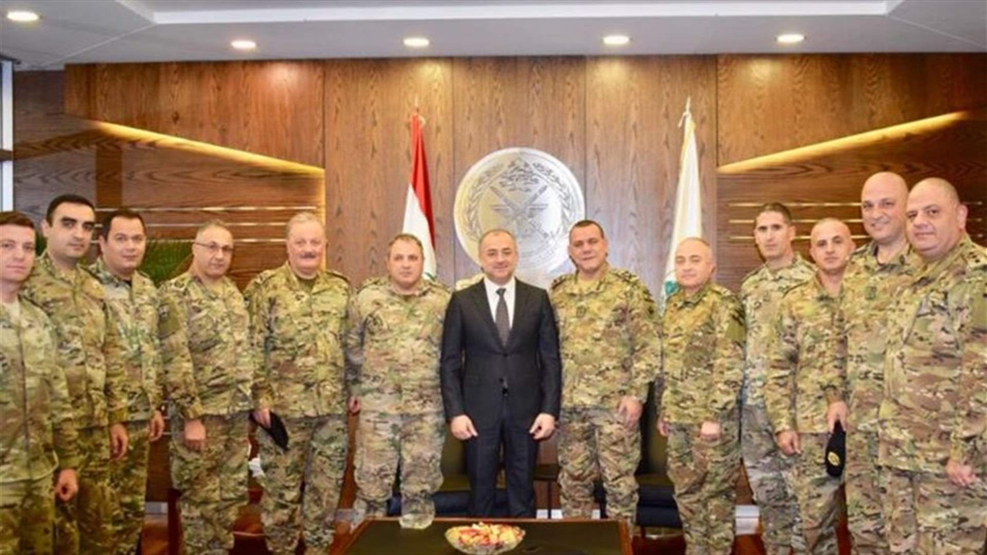 بو صعب وقع جداول القيد ومراسيم ترقية 598 ضابطا في الجيش