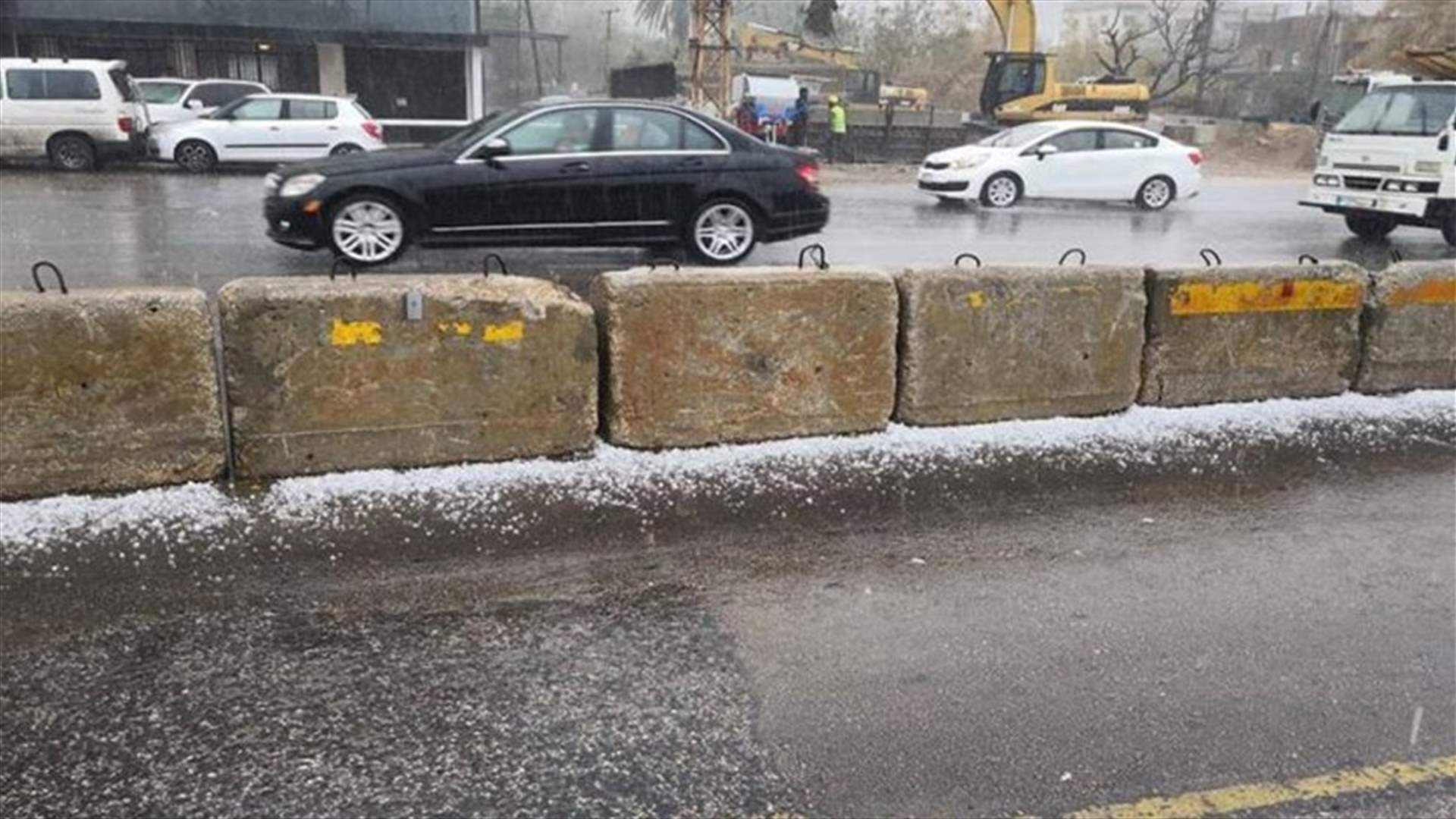 اشتداد العاصفة... وتساقط البرد في بيروت (صورة)