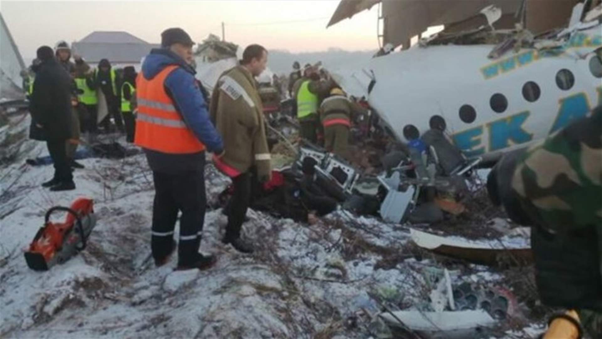 قتلى إثر سقوط طائرة في كازاخستان تقل 100 شخص (فيديوهات وصوَر)