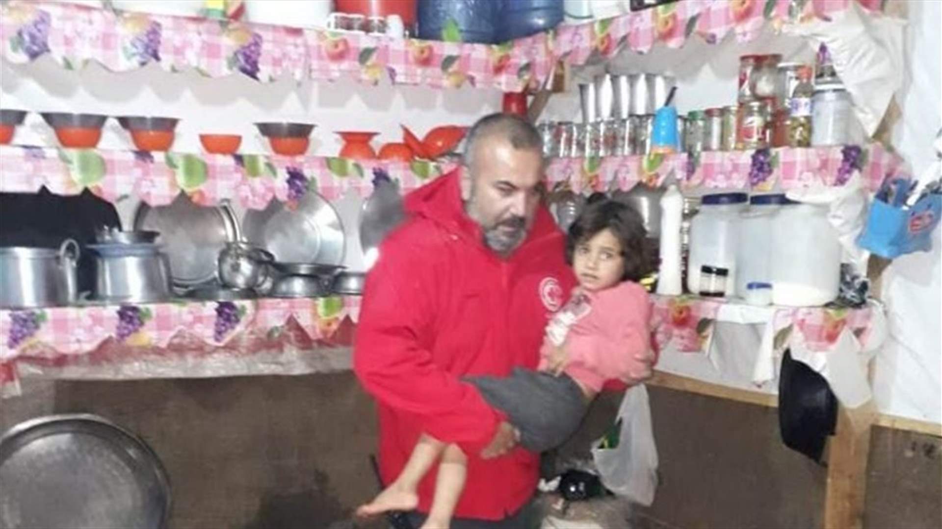 الصليب الاحمر واصل عملية اغاثة واجلاء النازحين المتضررين جراء السيول في سهل عكار