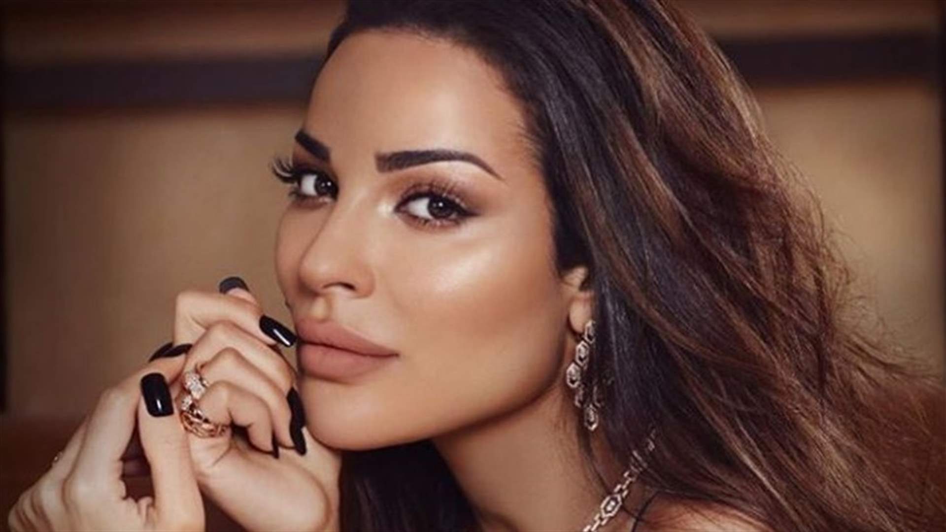 صديقة نادين نسيب نجيم تصوّرها في السرير أثناء النوم.. فكيف علّقت نادين الراسي؟