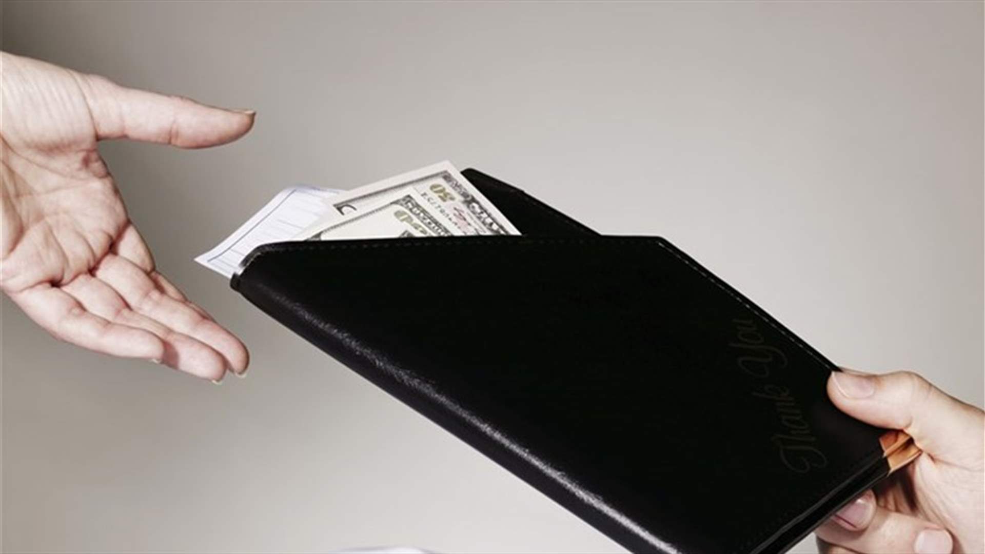 كهدية لعيد الميلاد... نادلة تحصل على بقشيش بقيمة 2000 دولار