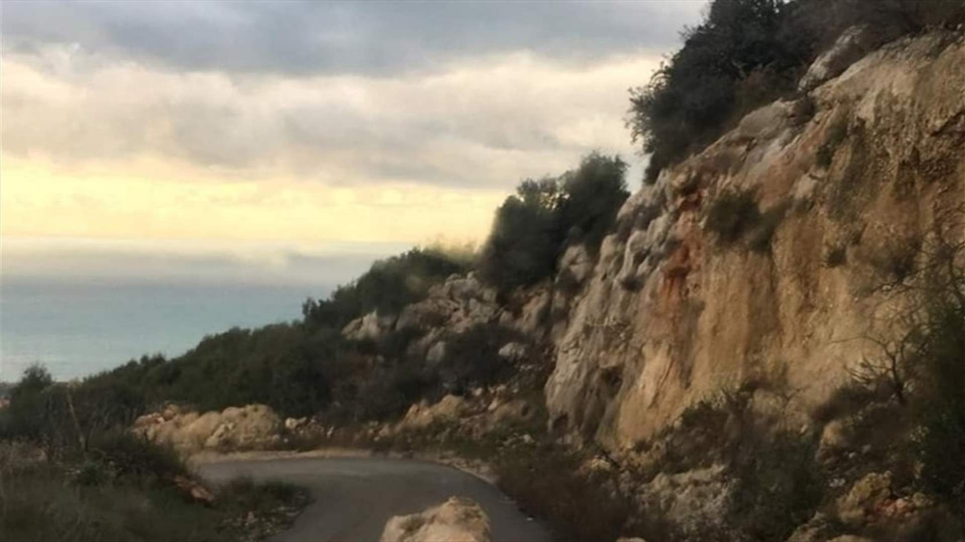 تشققات وانزلاق صخور على الطريق بين فيع وزكرون