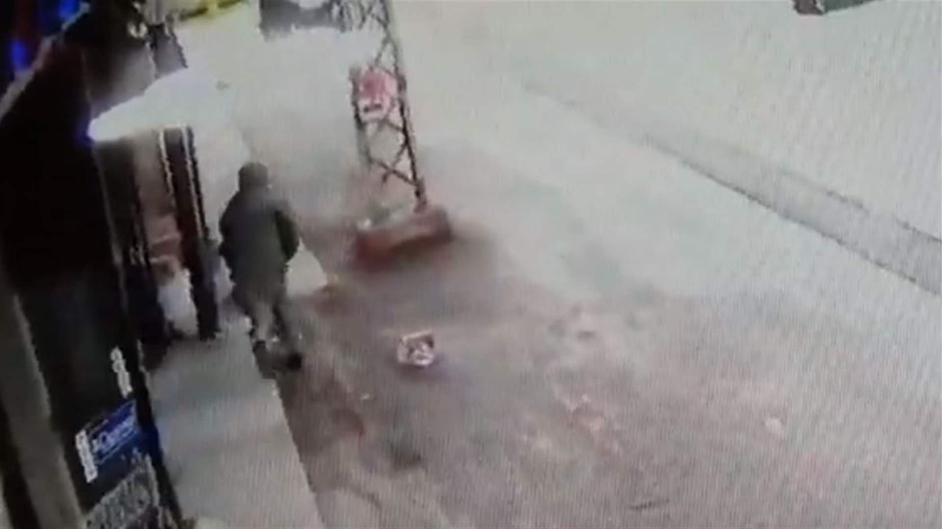 في الهرمل... دخل الى صيدلية وسرق صندوق الصدقات (فيديو)