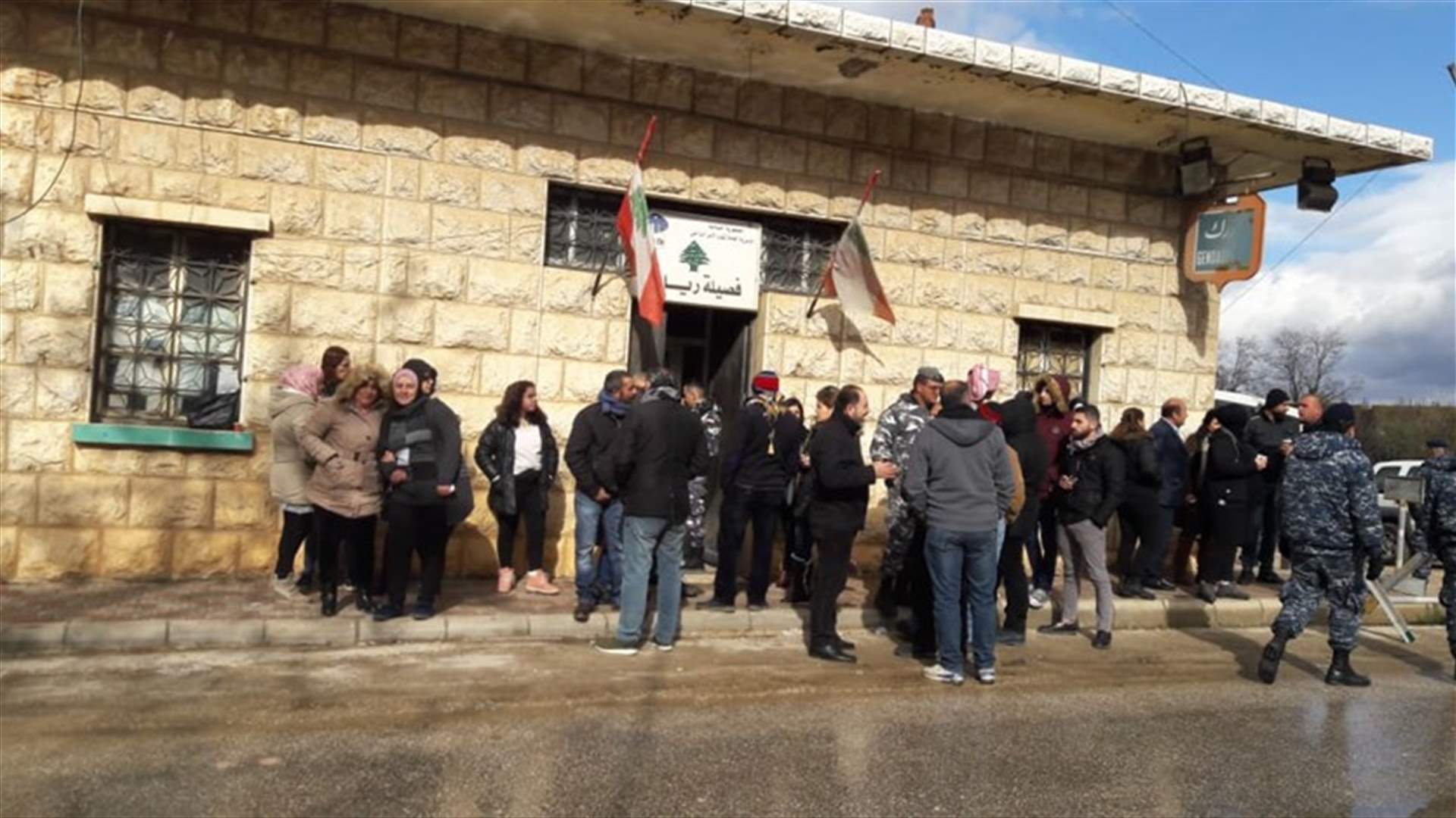 تجمع امام فصيلة درك رياق بعد استدعاء متظاهرين قاموا بتمزيق صور سياسيين