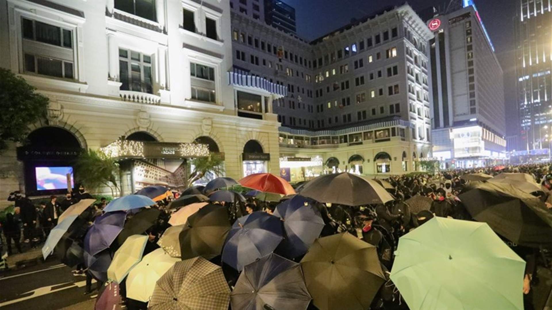 الشرطة في هونغ كونغ تلقي القبض على محتجين في مركز للتسوق