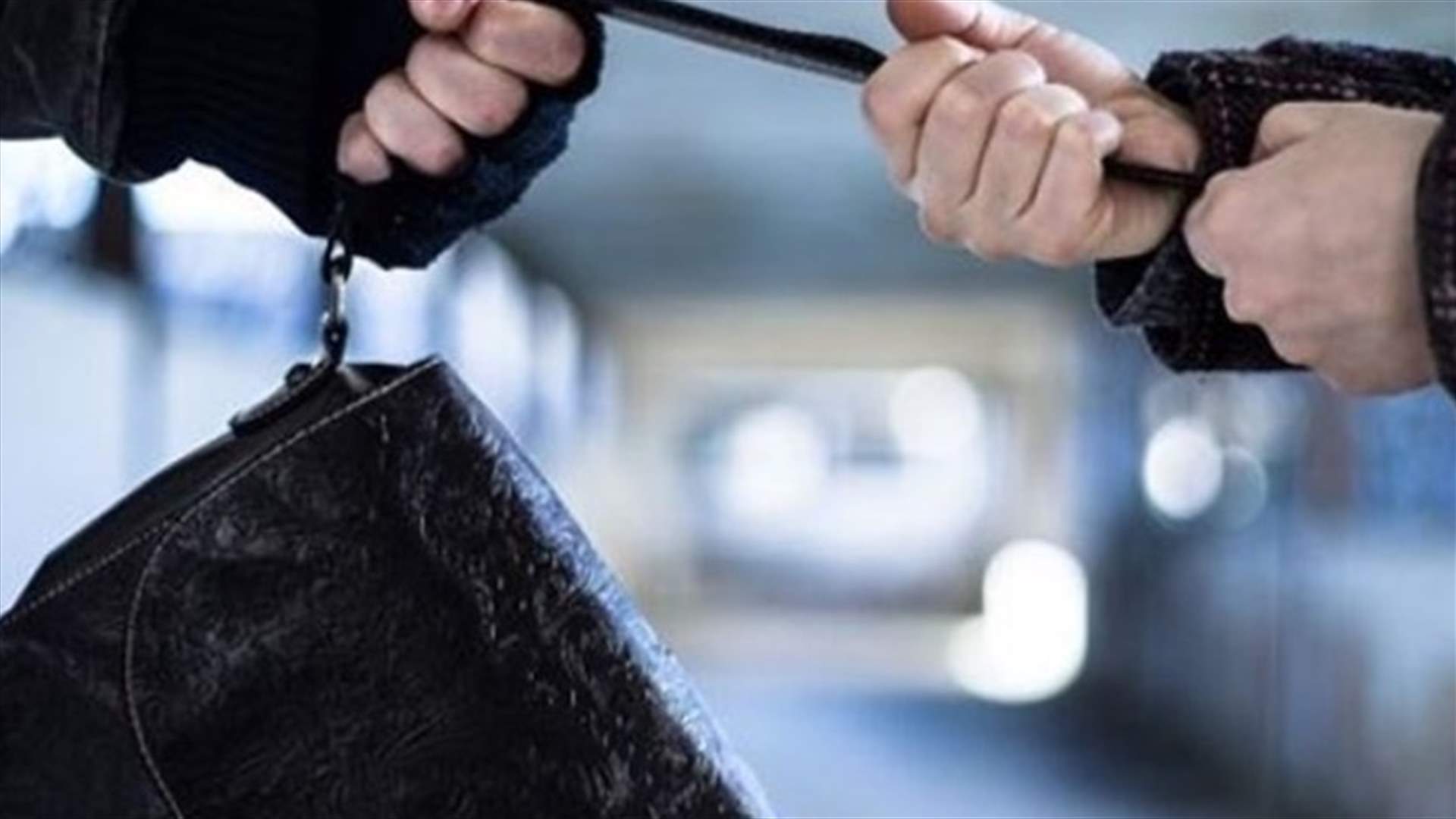نشل حقيبة كاتبة عدل في طرابلس