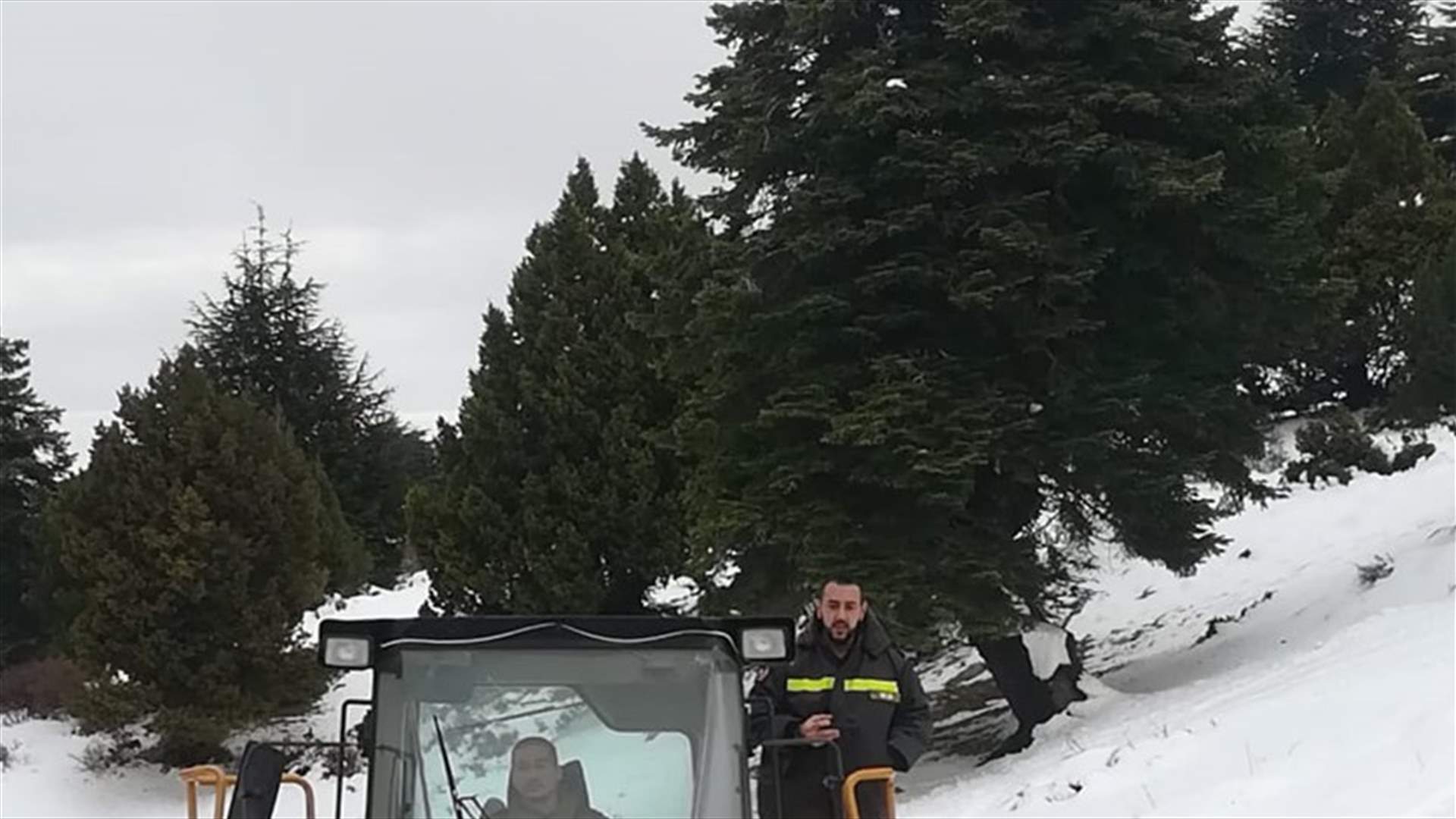 انقاذ مواطنين احتجزوا بالثلوج على طريق عام القبيات فنيدق (صورة)