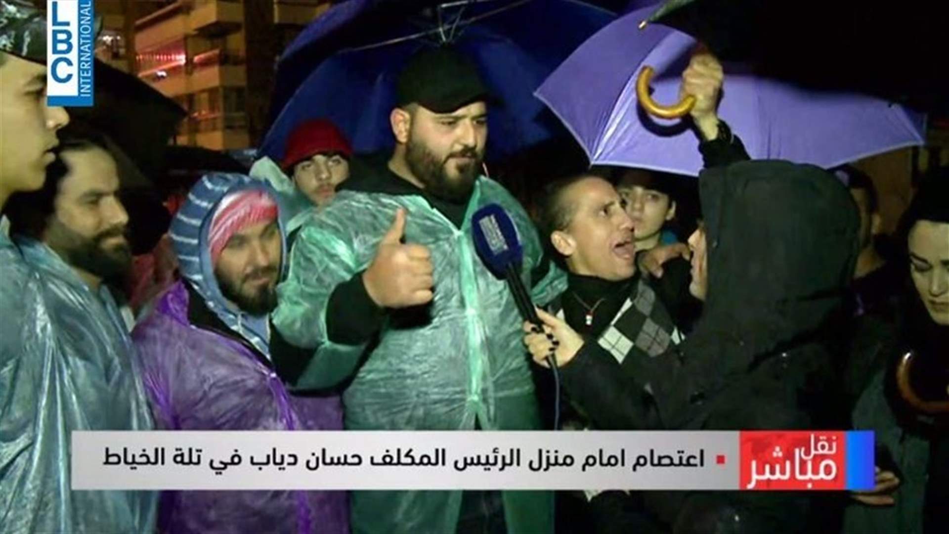 Activists stage sit-in outside Hassan Diab’s residence in Tallat al-Khayat (Video)