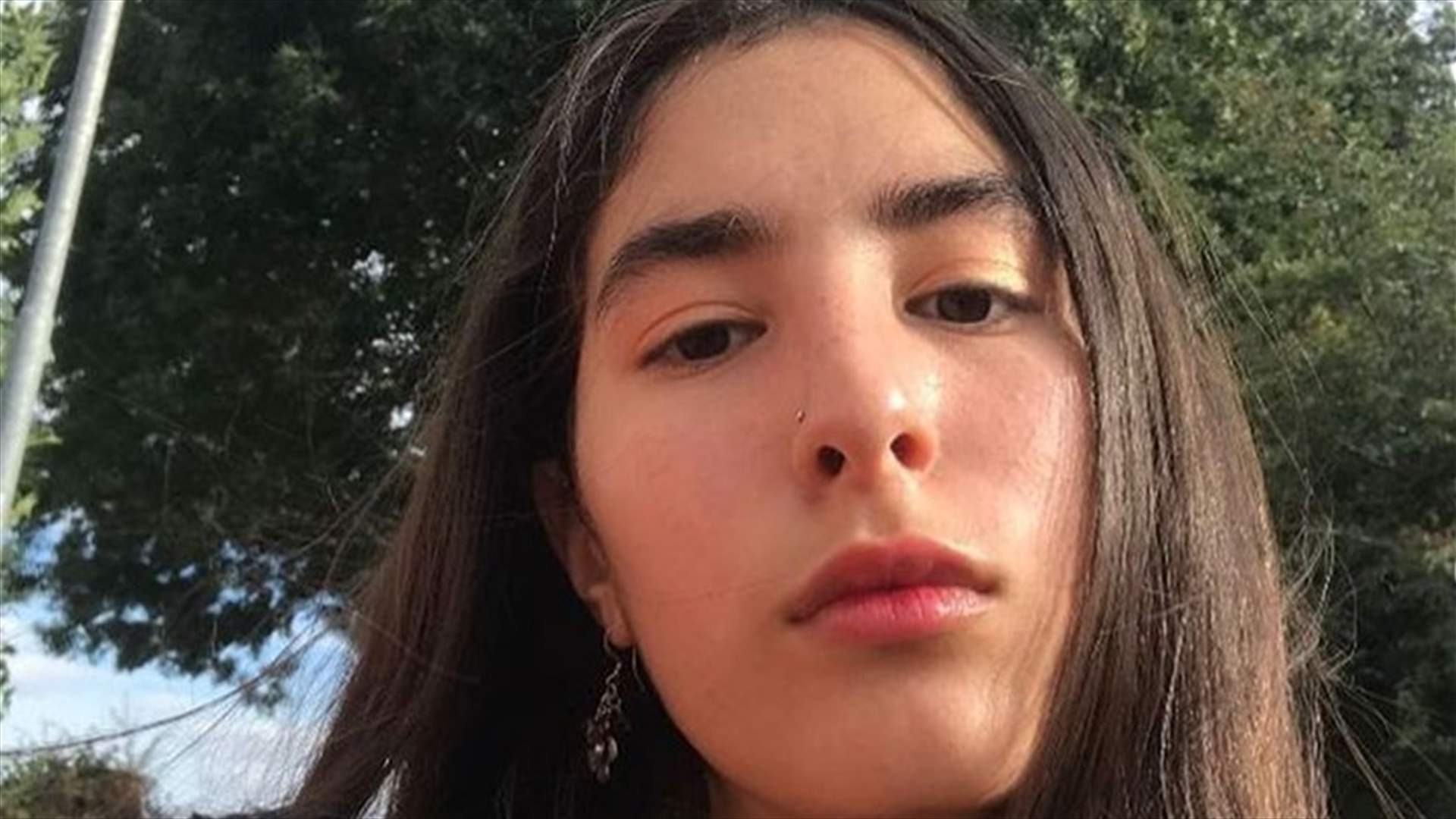 إبنة احمد الفيشاوي تغطي جسدها بشعرها فقط كحوريّة