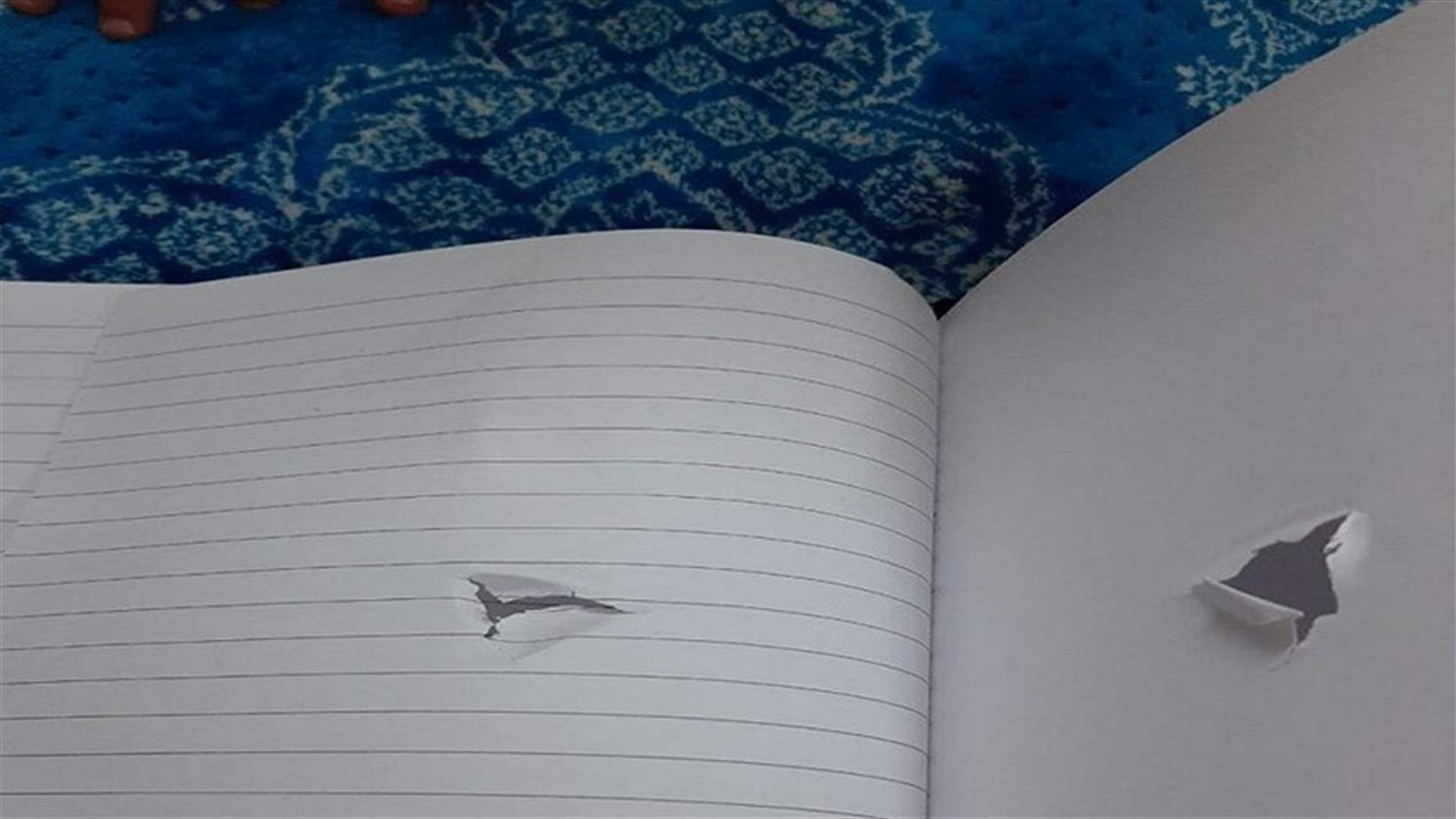 رصاصة طائشة تخترق كتاب شابة أثناء مراجعتها لدروسها (صور)