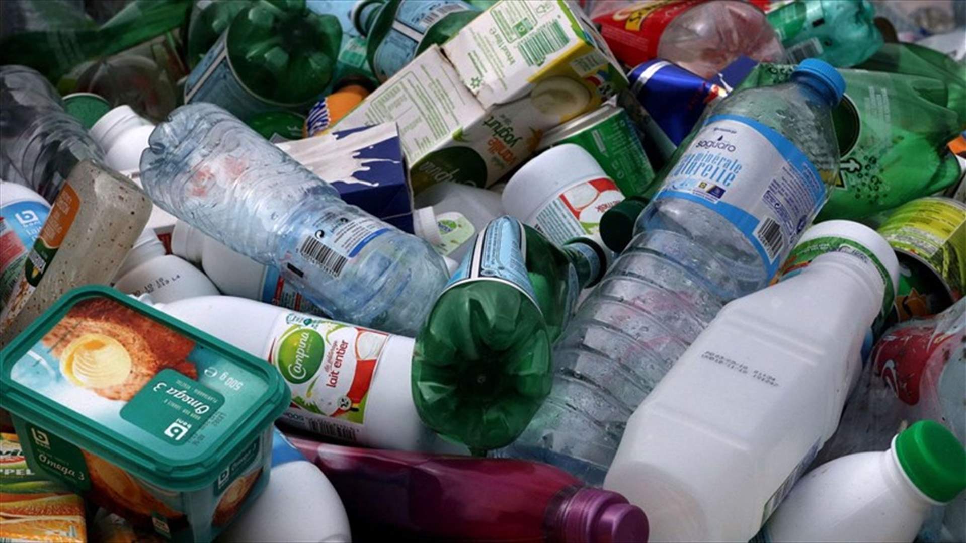 دراسة صادمة...الإنسان يستهلك ما حجمه بطاقة ائتمان من البلاستيك أسبوعياً
