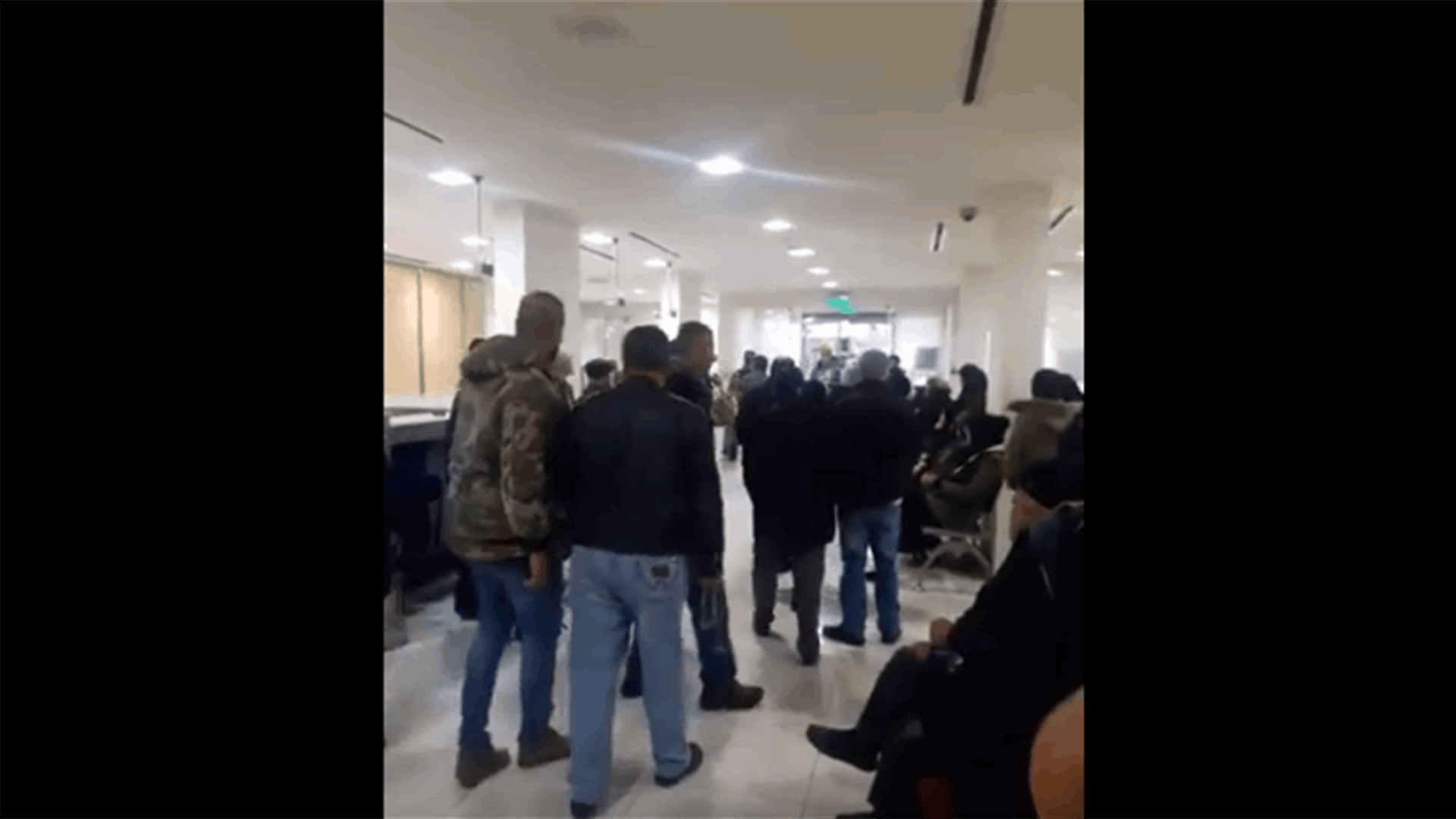 اشكالات بين المودعين وادارة احد المصارف في النبطية (فيديو)