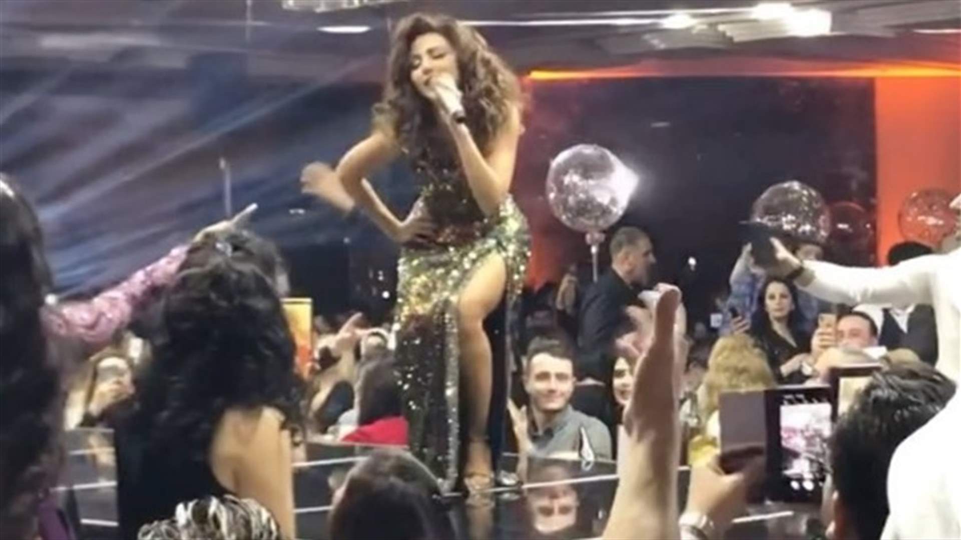 معجب تحدّى ميريام فارس والجمهور سألها "مين ماخدة".. مواقف غير مُتوقعة ليلة رأس السنة