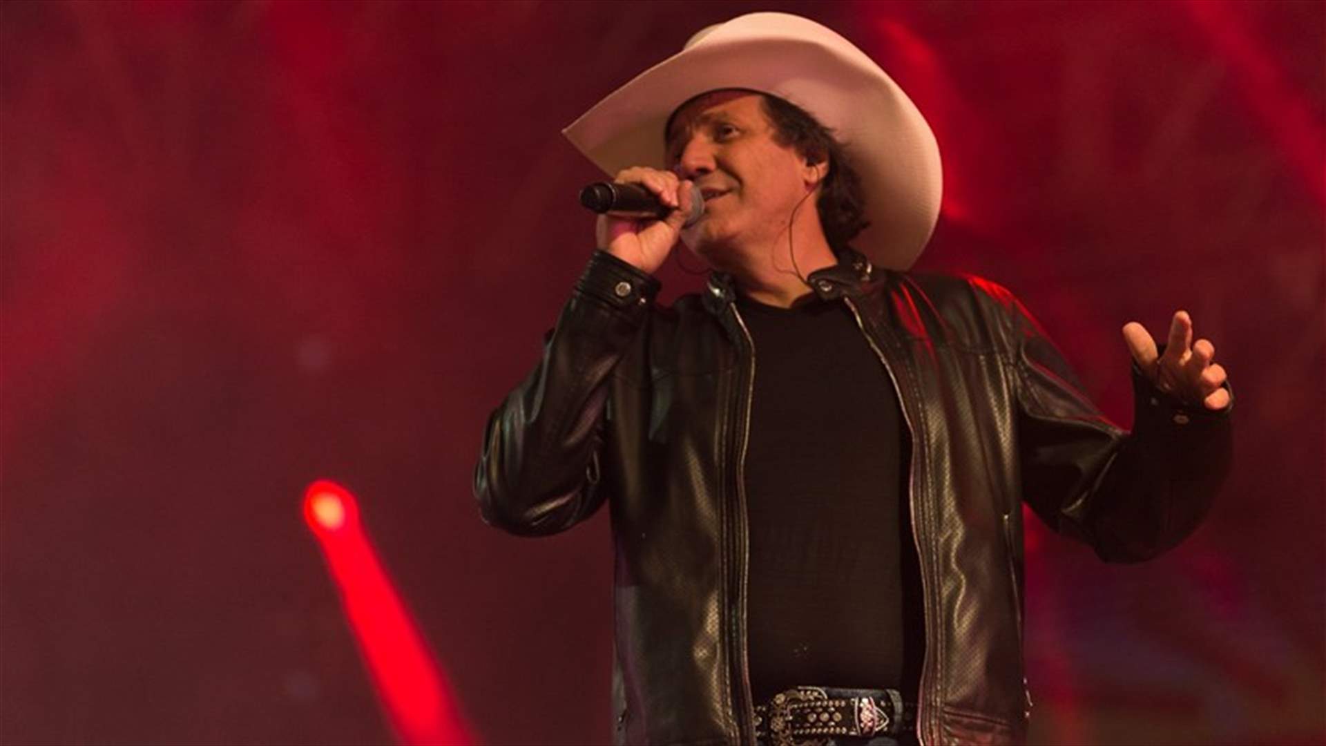 وفاة المغني جوليان سيزار على المسرح أمام جمهوره (فيديو)