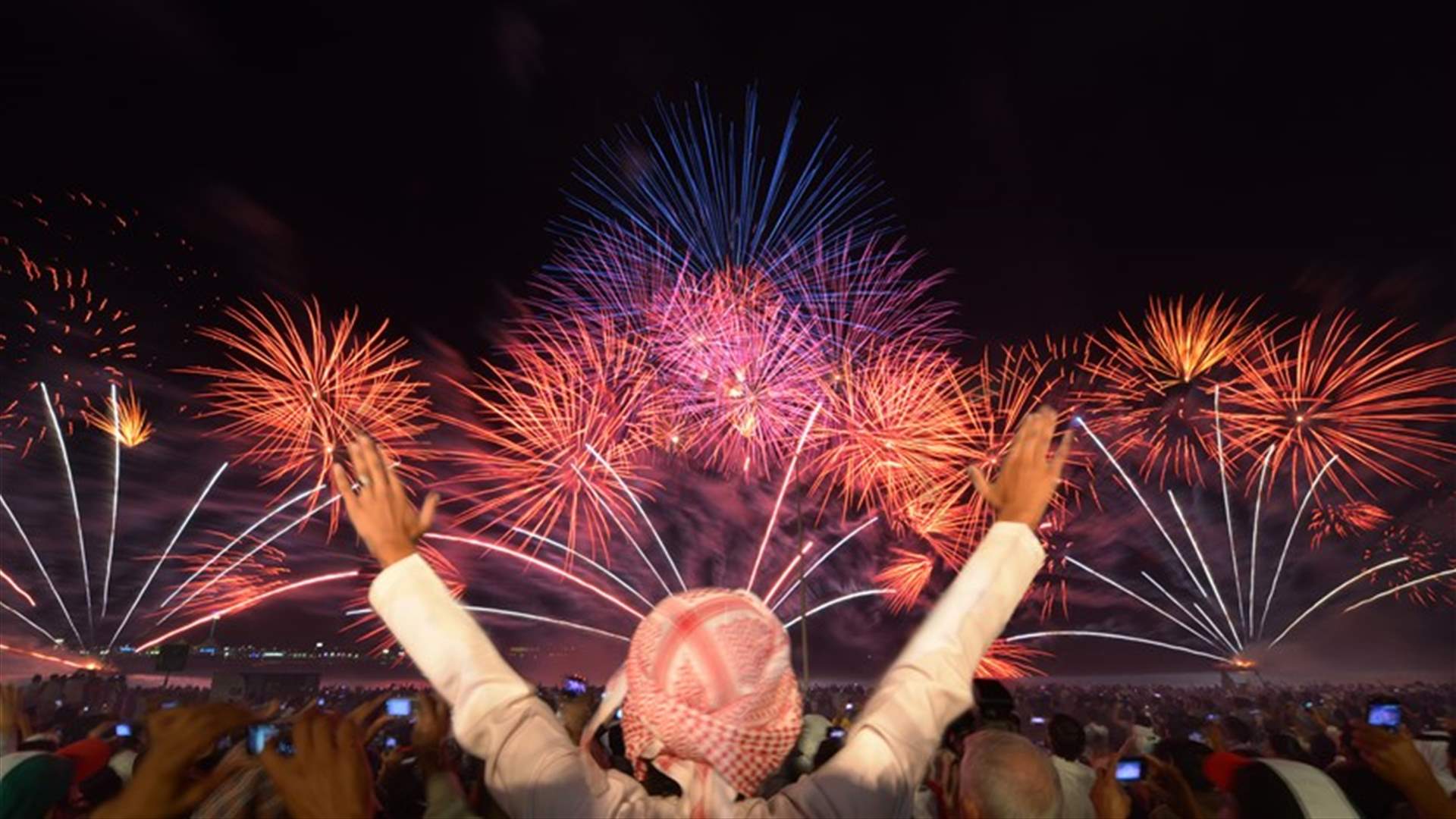 بأروع العروض للألعاب النارية... الإمارات تدخل موسوعة غينيس  خلال احتفالات رأس السنة (فيديو)