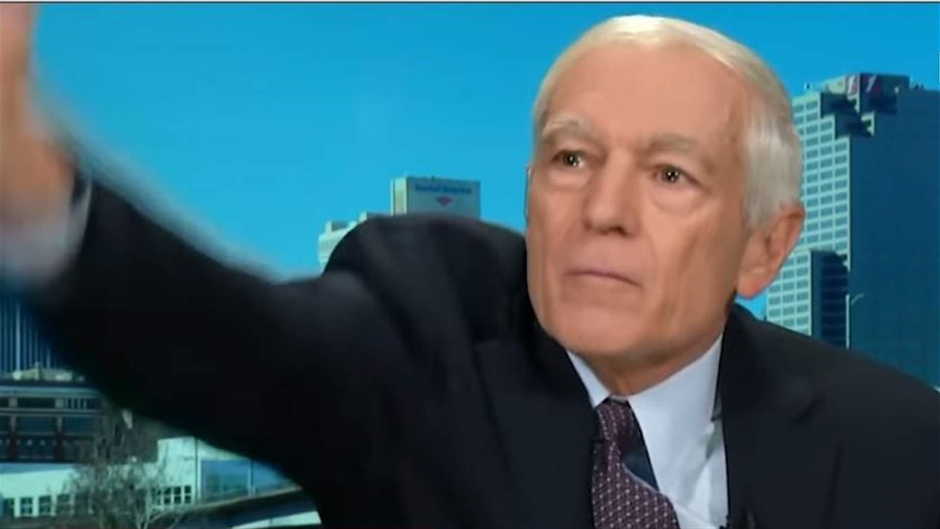 لم يتوقف عن الرنين... جنرال بالجيش الأميركي يرمي هاتفه مباشرةً على هواء الـCNN