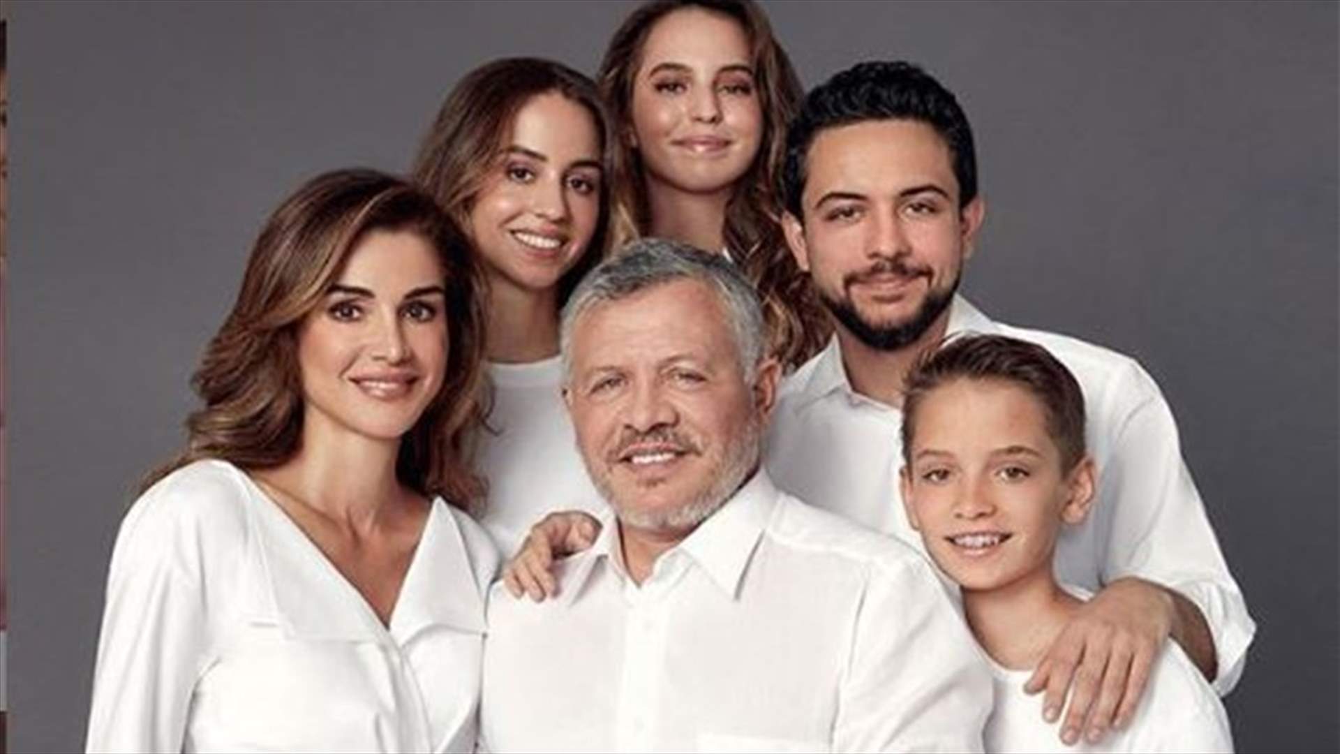 الملكة رانيا بإطلالة &quot;كاجوال&quot; مع بناتها... قميص &quot;قص الكوبّة&quot; (صورة)