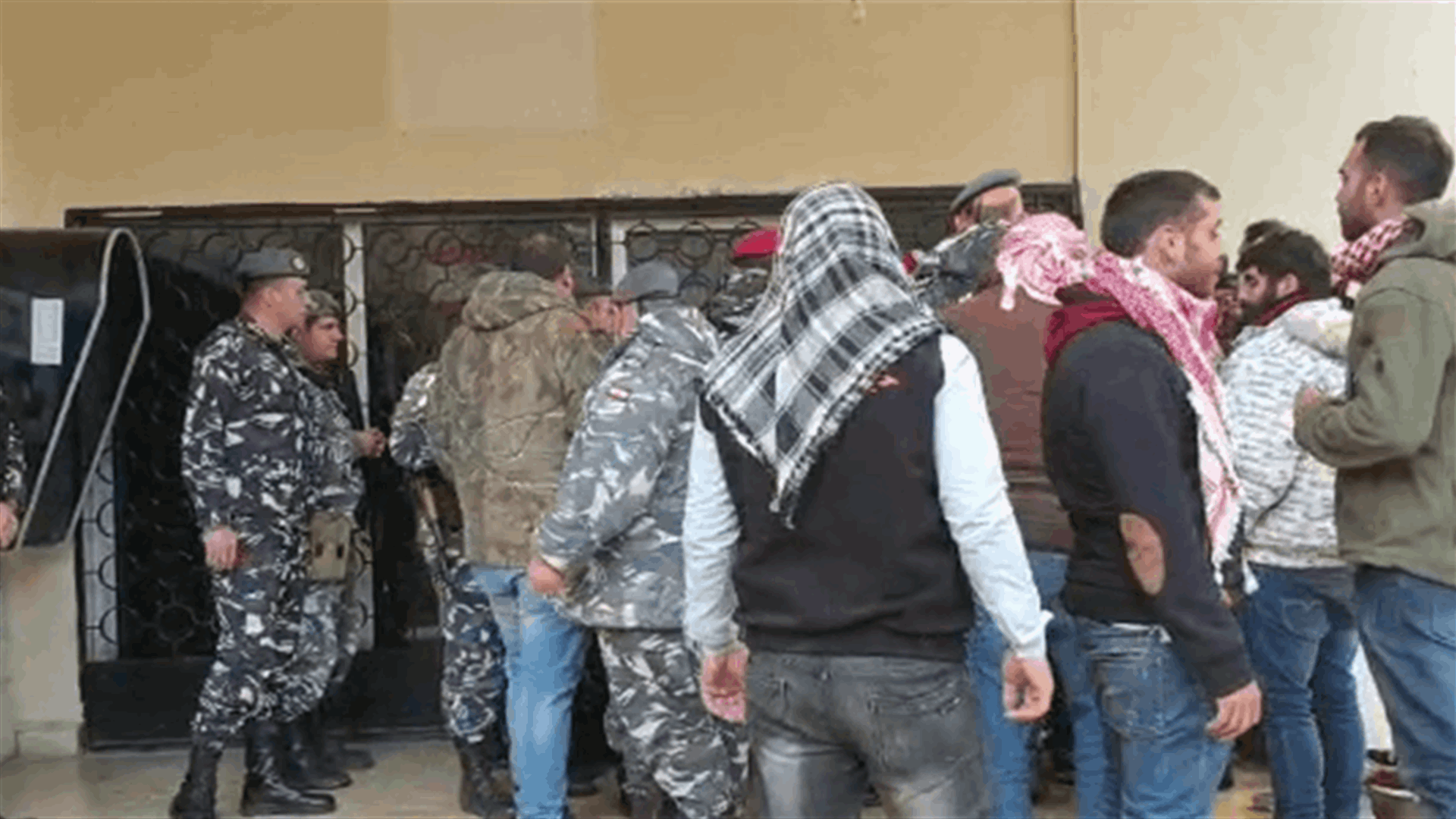 المحتجون أقفلوا الدوائر والمؤسسات الرسمية في حلبا