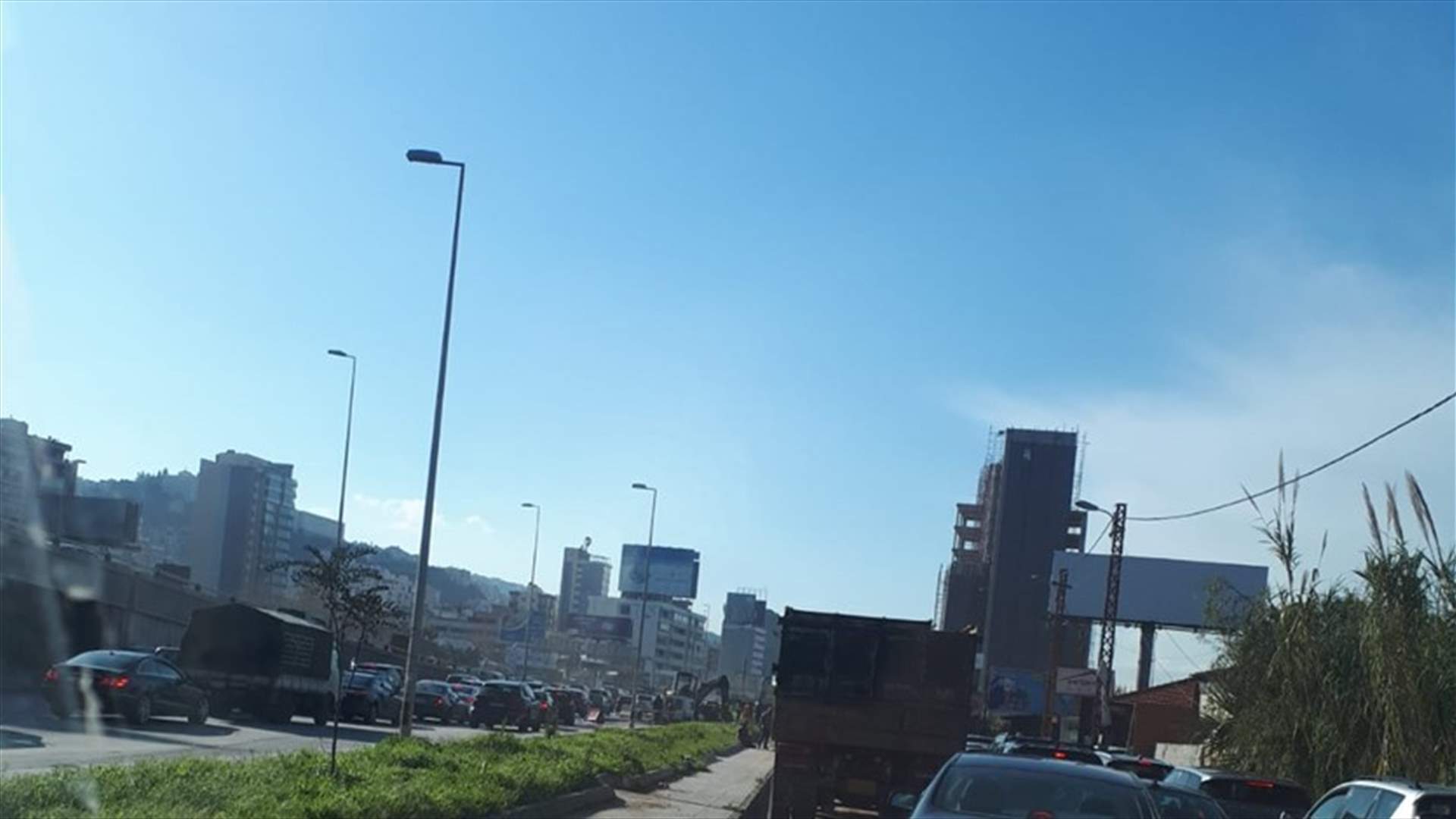 حفرة كبيرة تشلّ حركة السير على الطريق البحرية في انطلياس-جل الديب (صور)