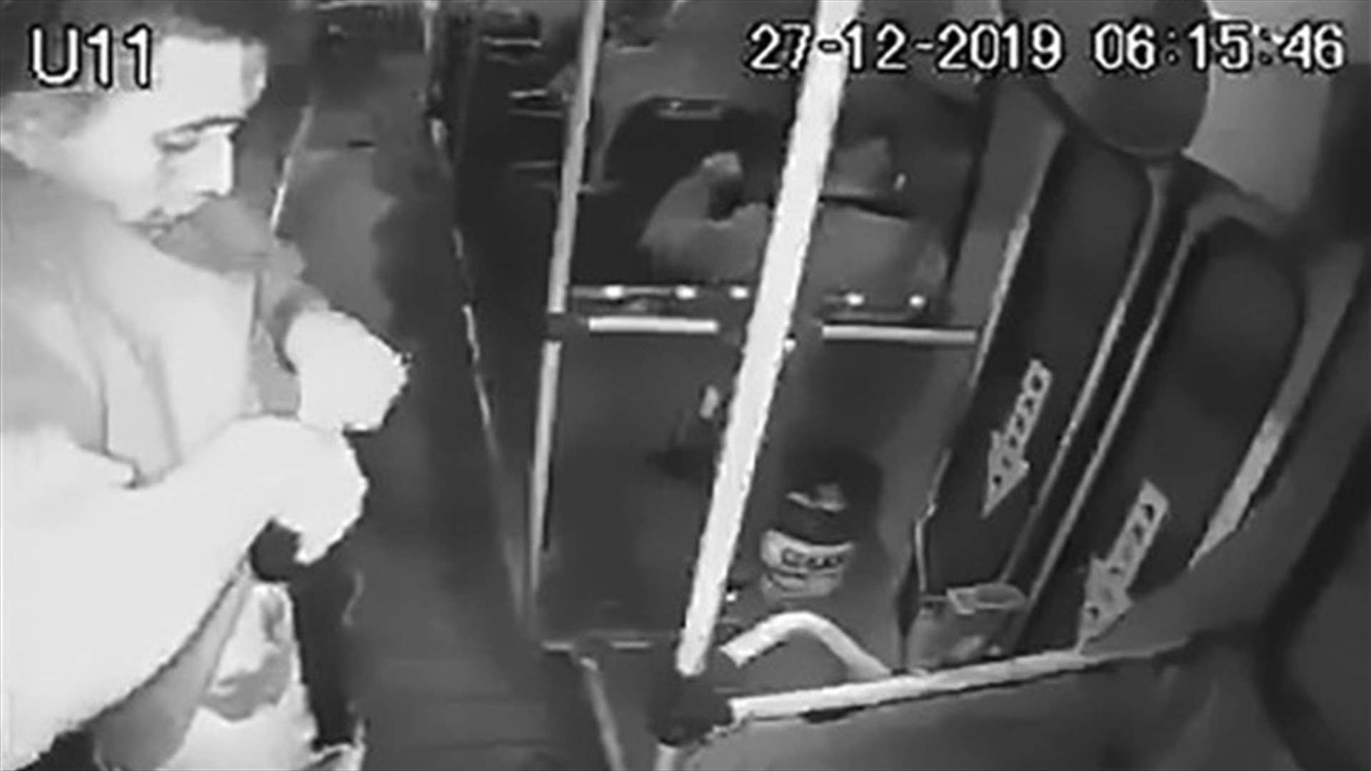 عملية نهب لحافلة باءت بالفشل... البندقية انفجرت بالسارق! (فيديو)