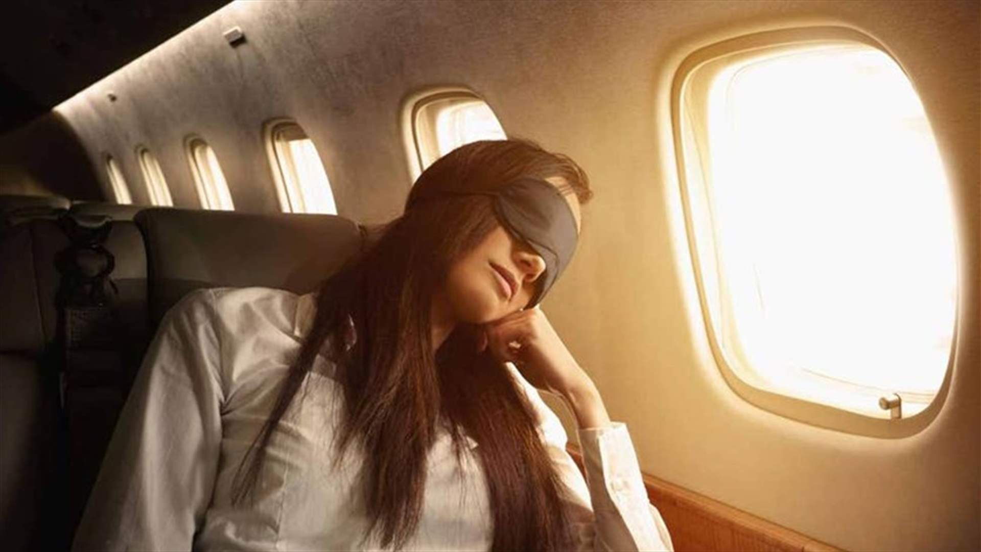 لرحلةٍ هادئة ونوم جيّد على متن الطائرة... ما هي الأطعمة الّتي يجب تناولها وأخرى تجنّبها؟